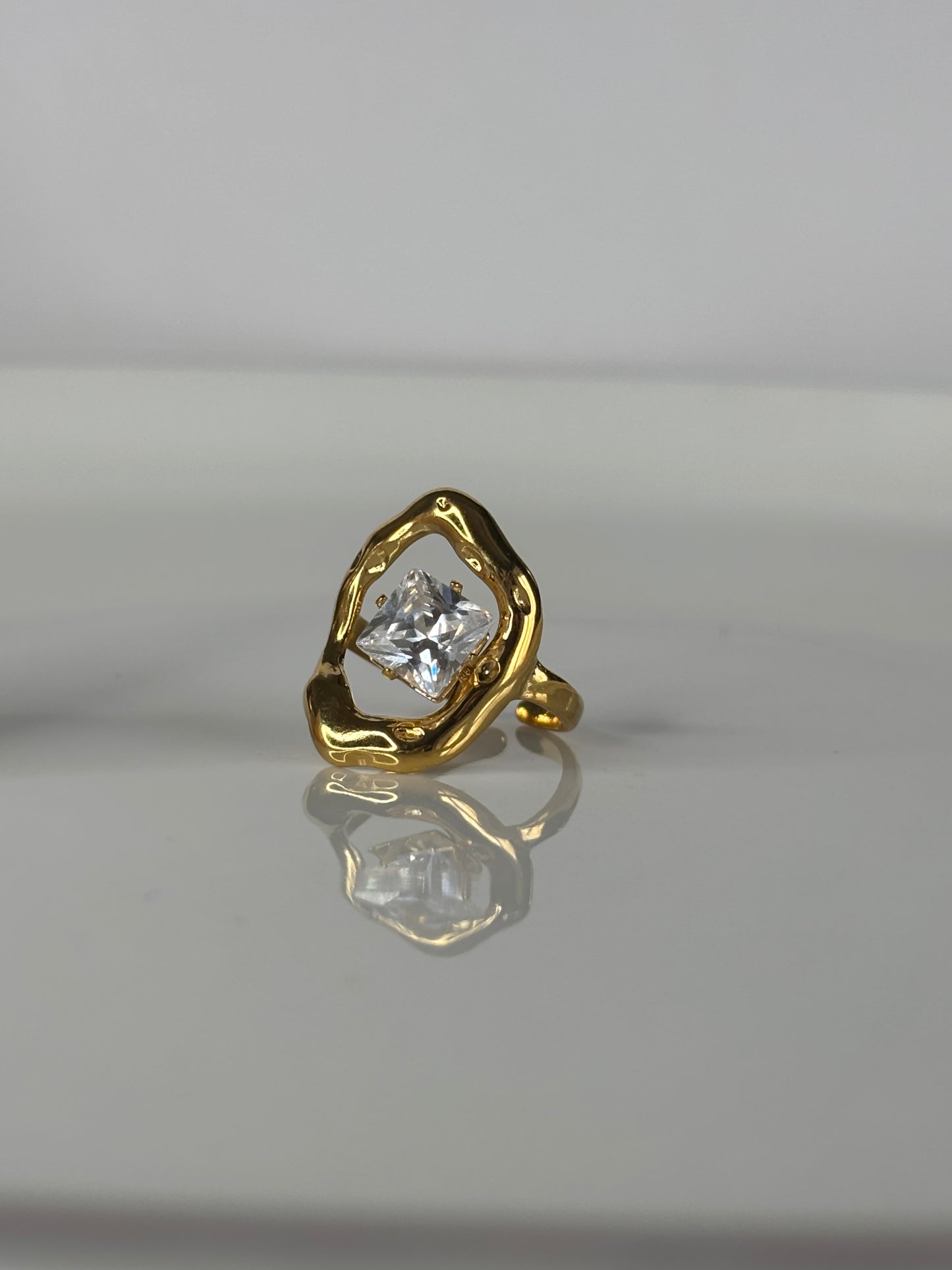 Daiva l Bague ajustable dorée et zircon blanc