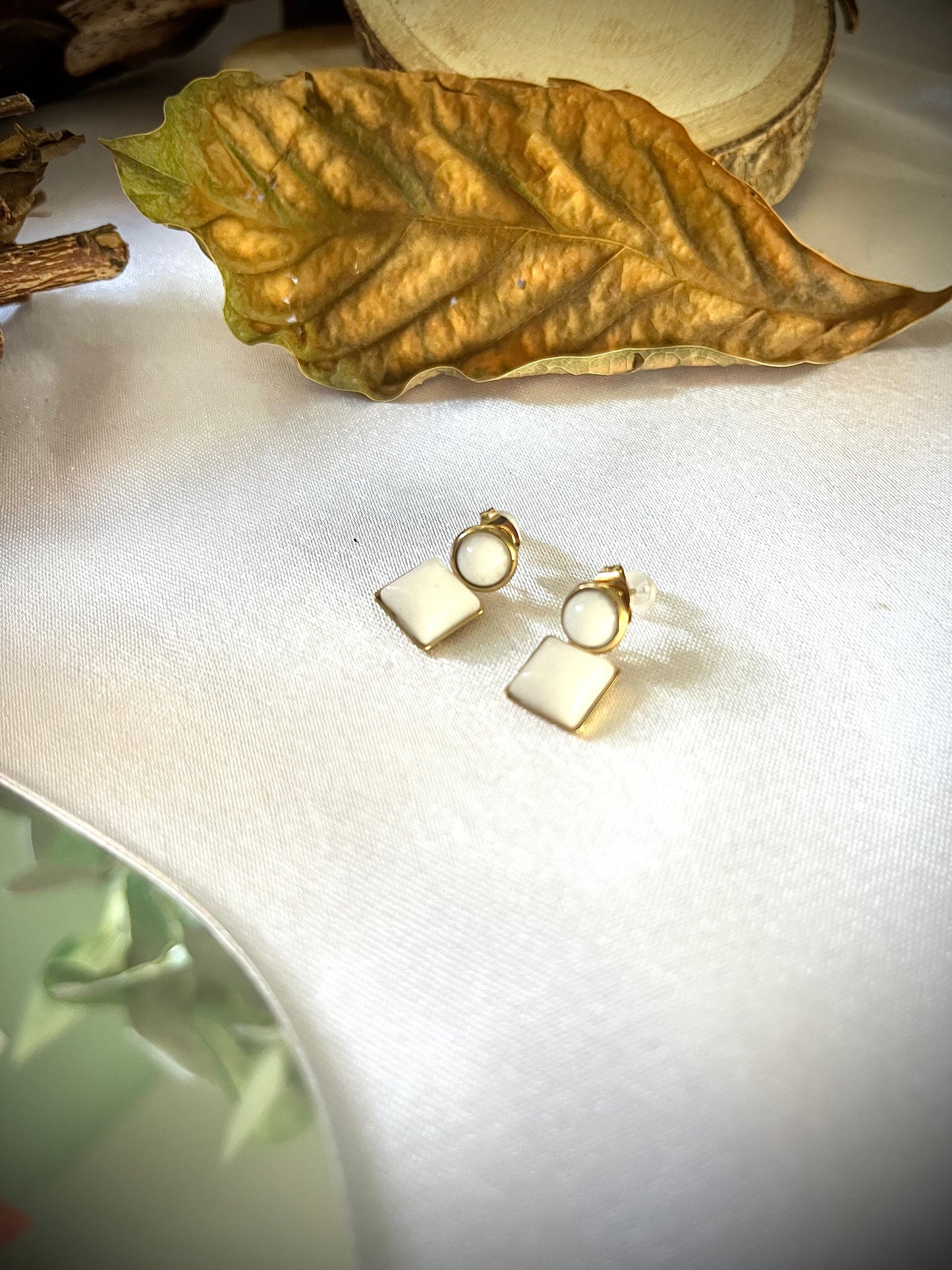MARIE l Boucles d'oreilles dorées et blanche