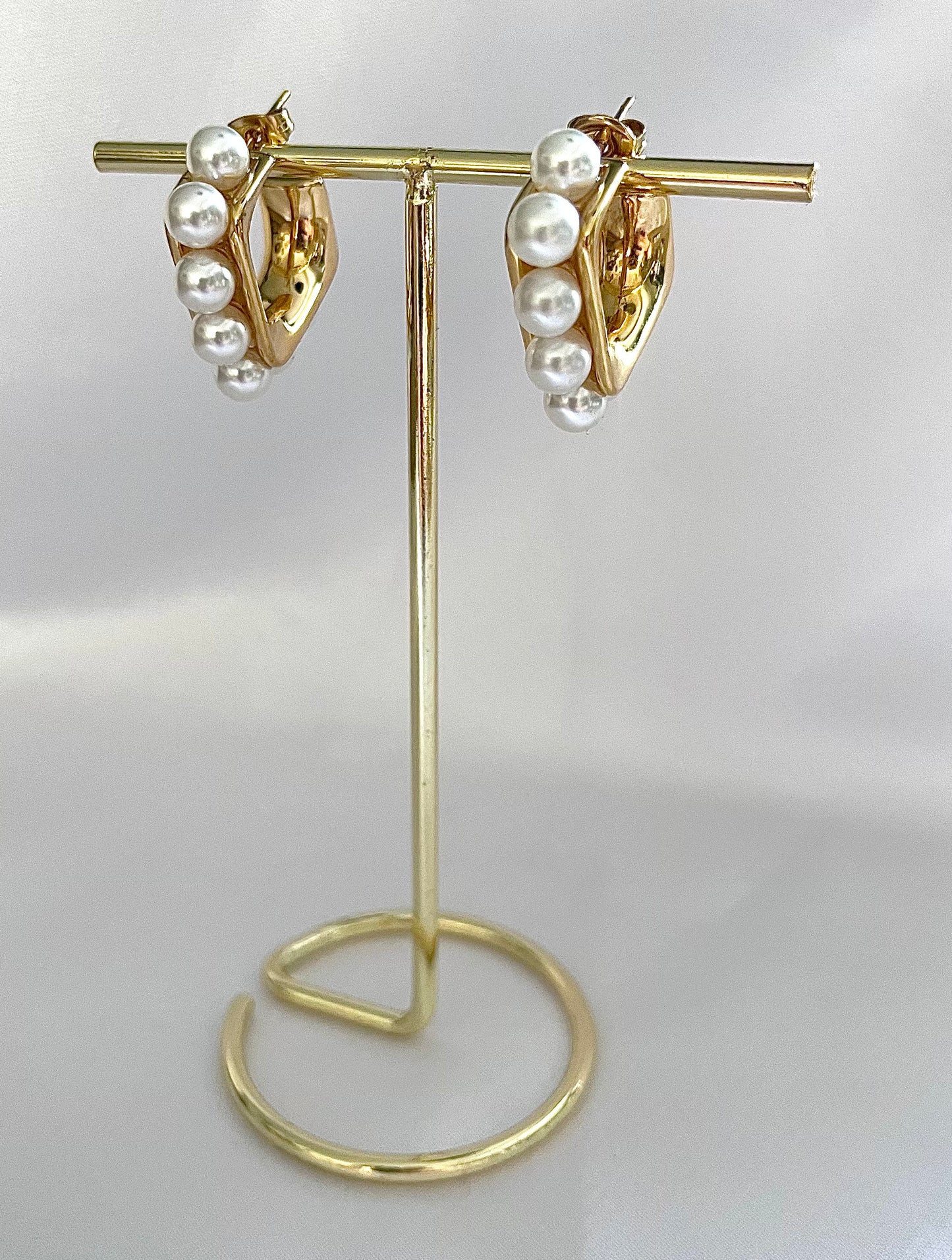 ENOLA l Boucles d'oreilles carré dorées et perles blanche