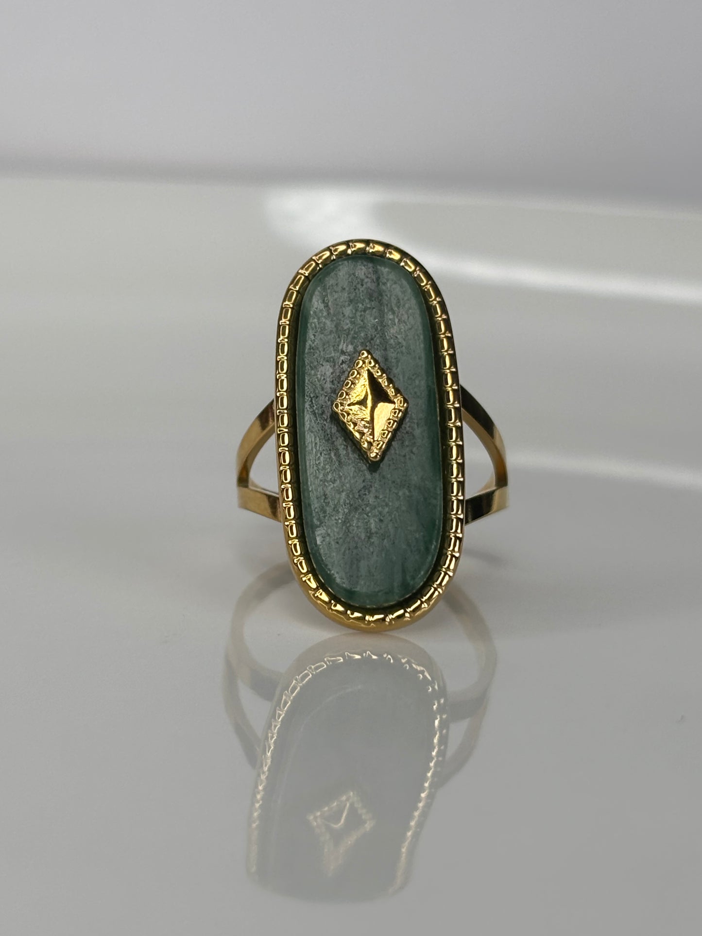 DÉESSE l Bague dorée et pierre verte naturelle