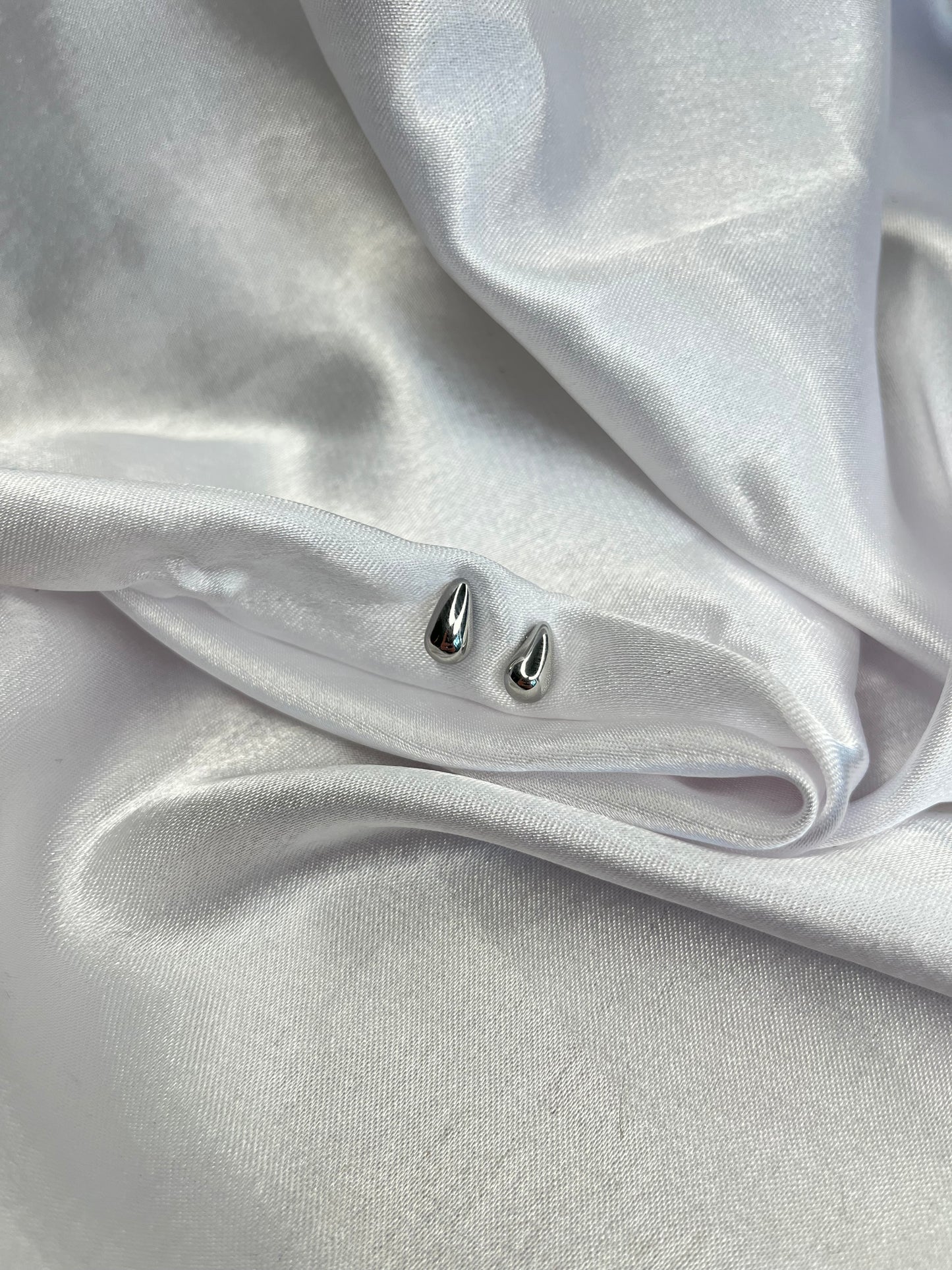 CARINE l Boucles d'oreilles petite gouttelette dorées ou argentées