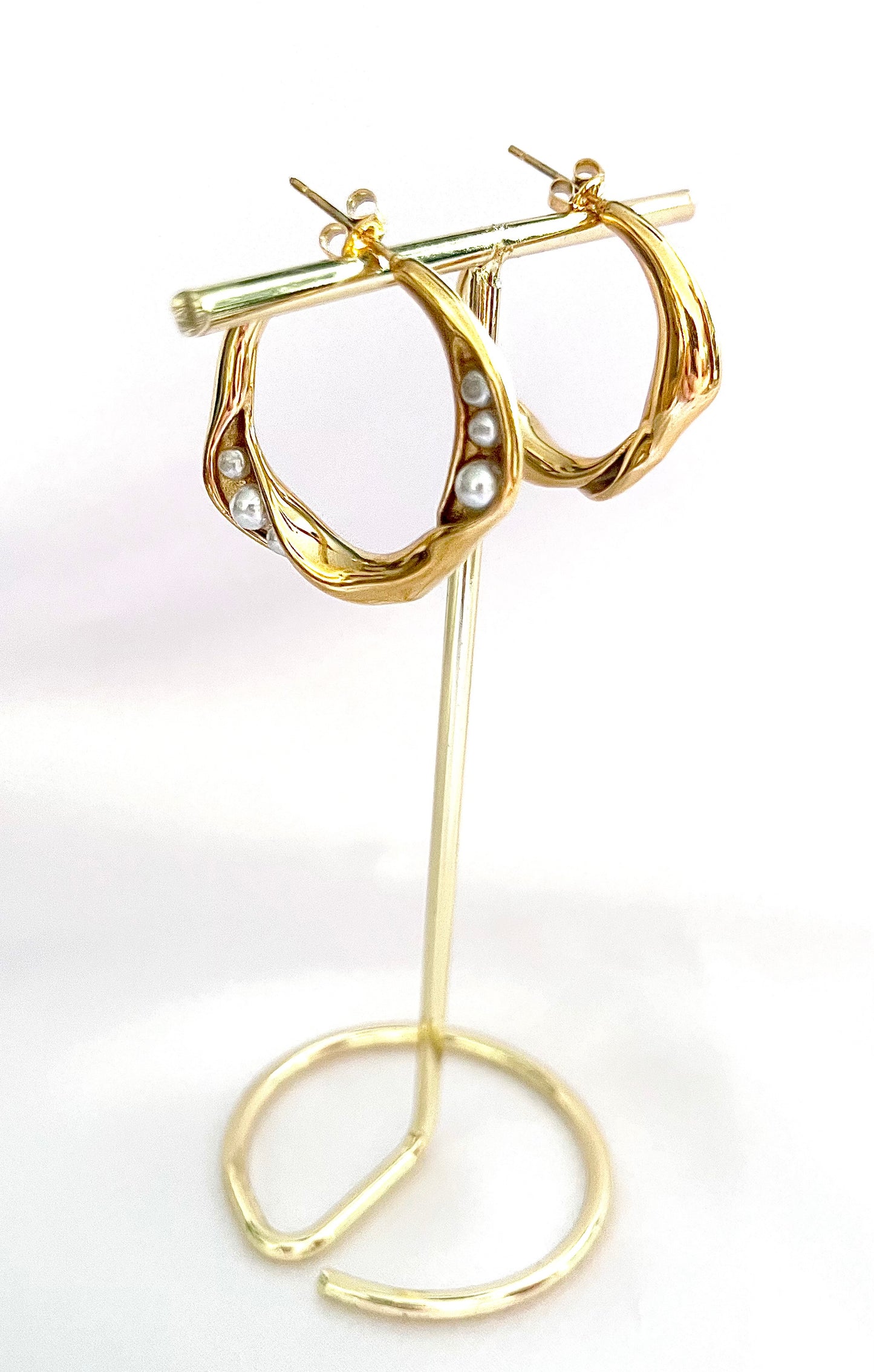 POEMA l Boucles d'oreilles créoles dorées et perles blanche