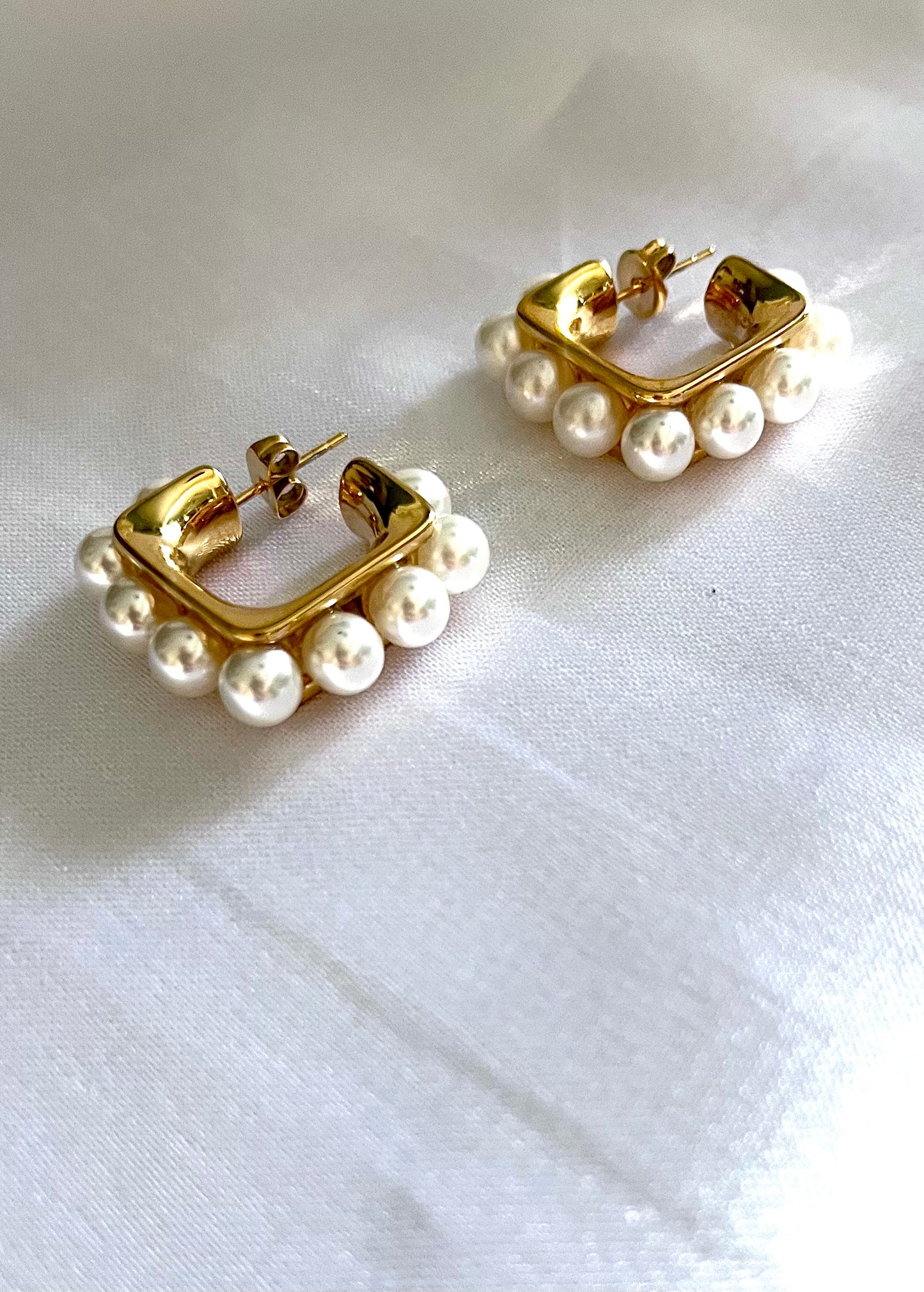 ENOLA l Boucles d'oreilles carré dorées et perles blanche