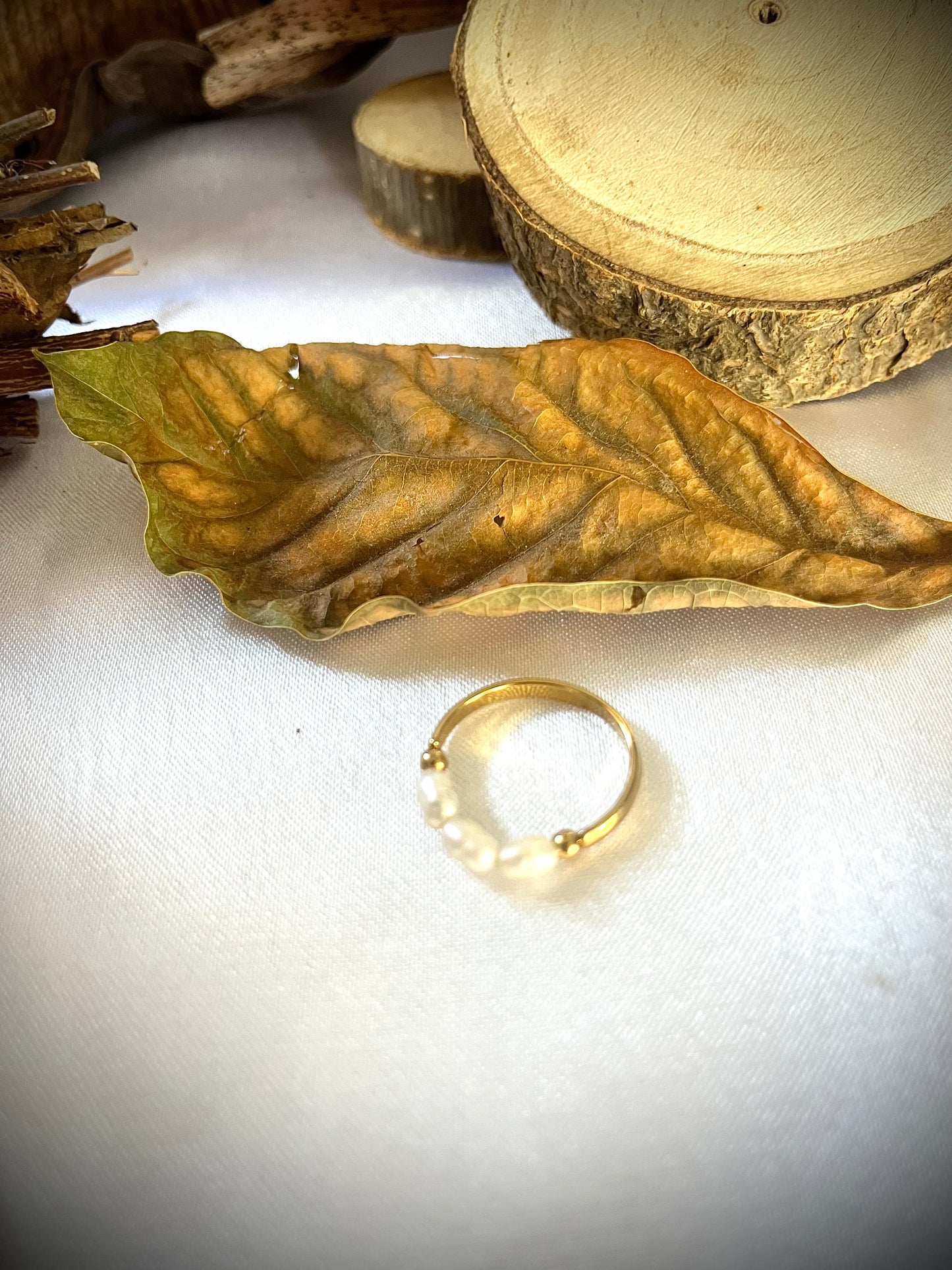DOUCE l Bague dorée et perles d'eau douce
