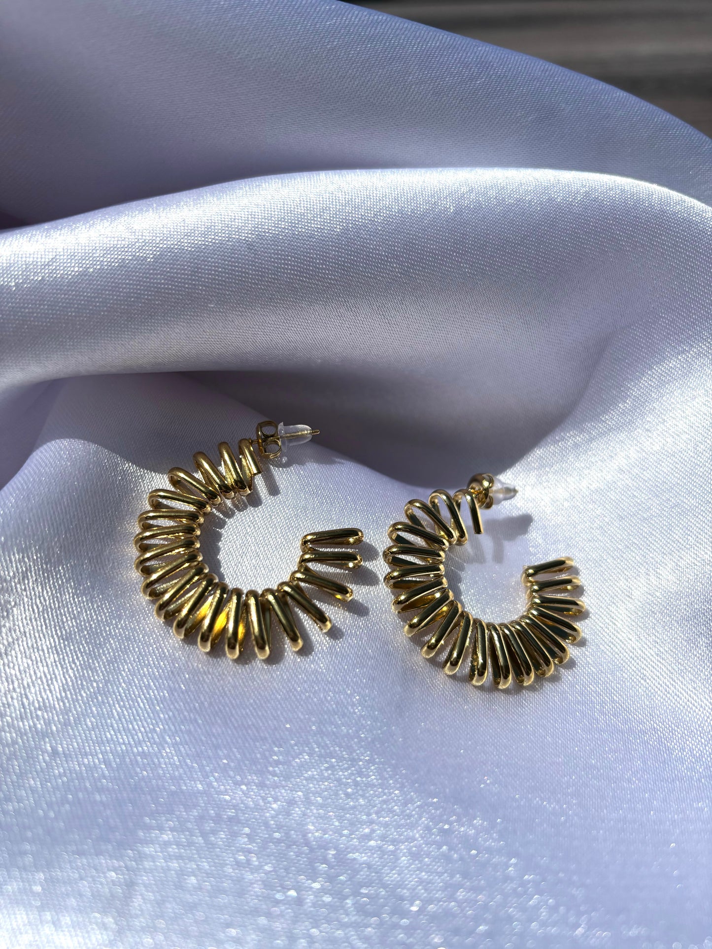 MAEVA l Boucles d'oreilles anneaux dorés effet accordéon en acier inoxydable
