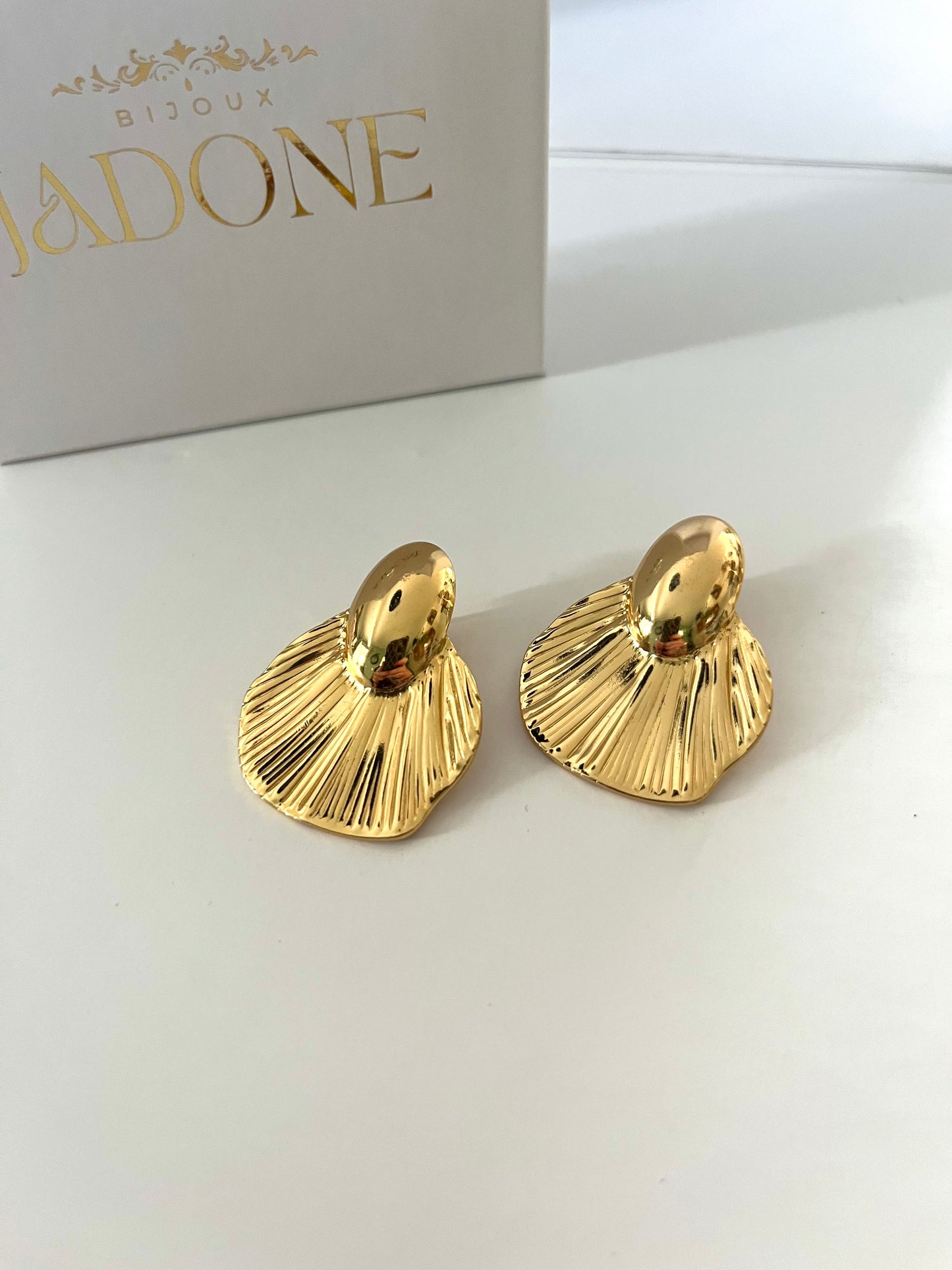 AMALIA l Boucles d'oreilles dorées feuille