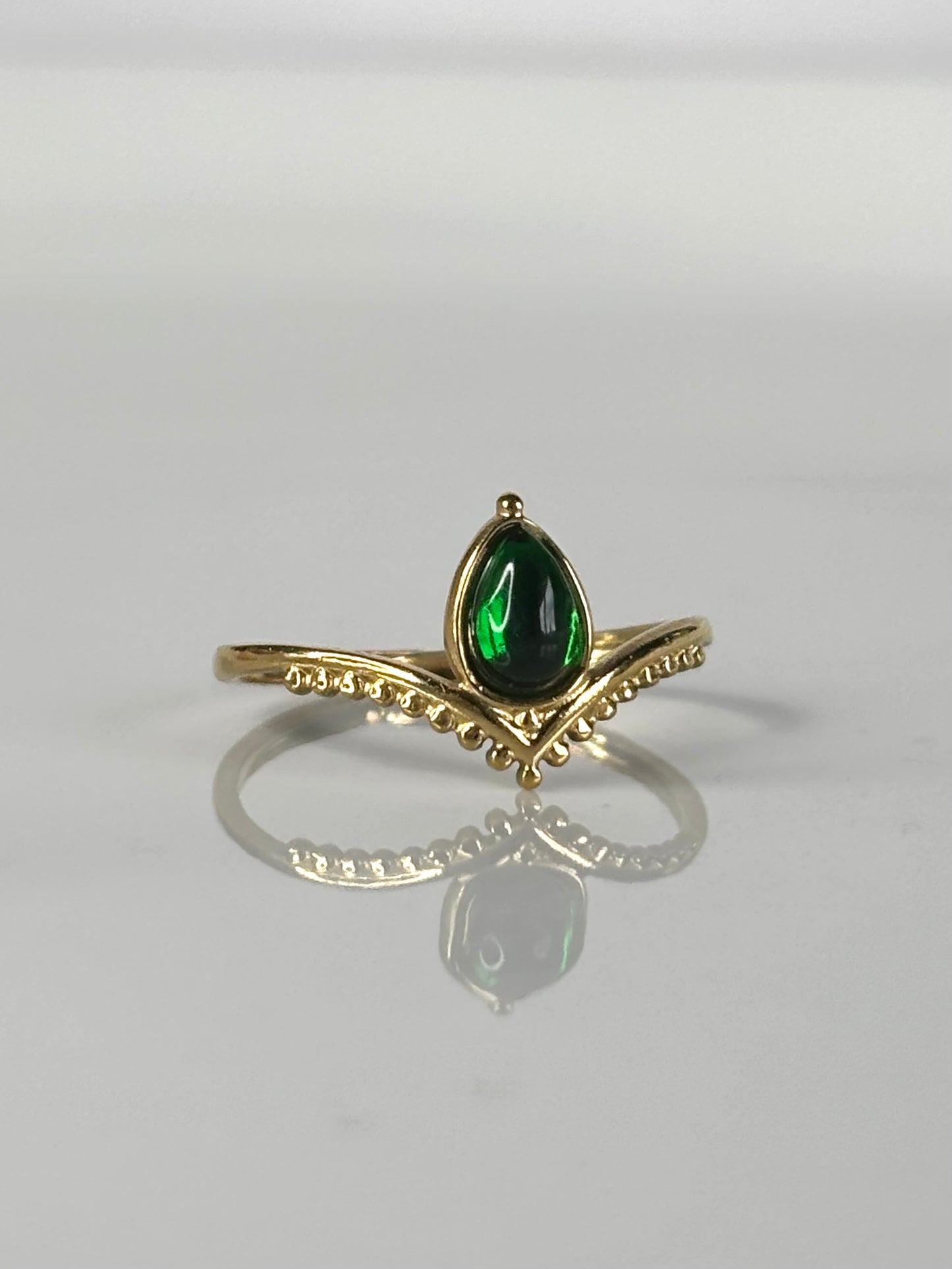 Alena l bague ajustable dorée et sa pierre verte