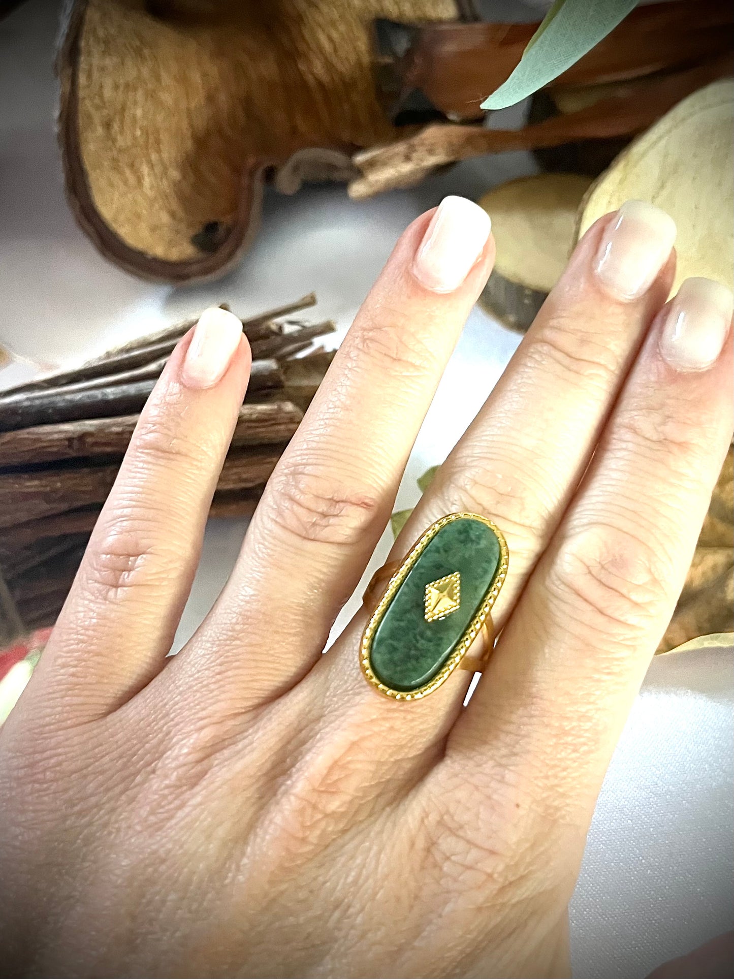 DÉESSE l Bague dorée et pierre verte naturelle