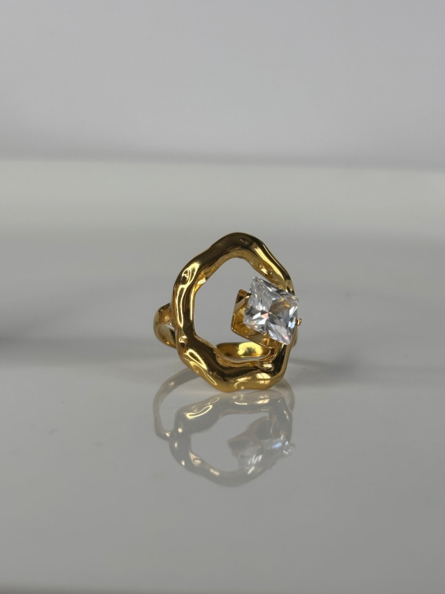 Daiva l Bague ajustable dorée et zircon blanc