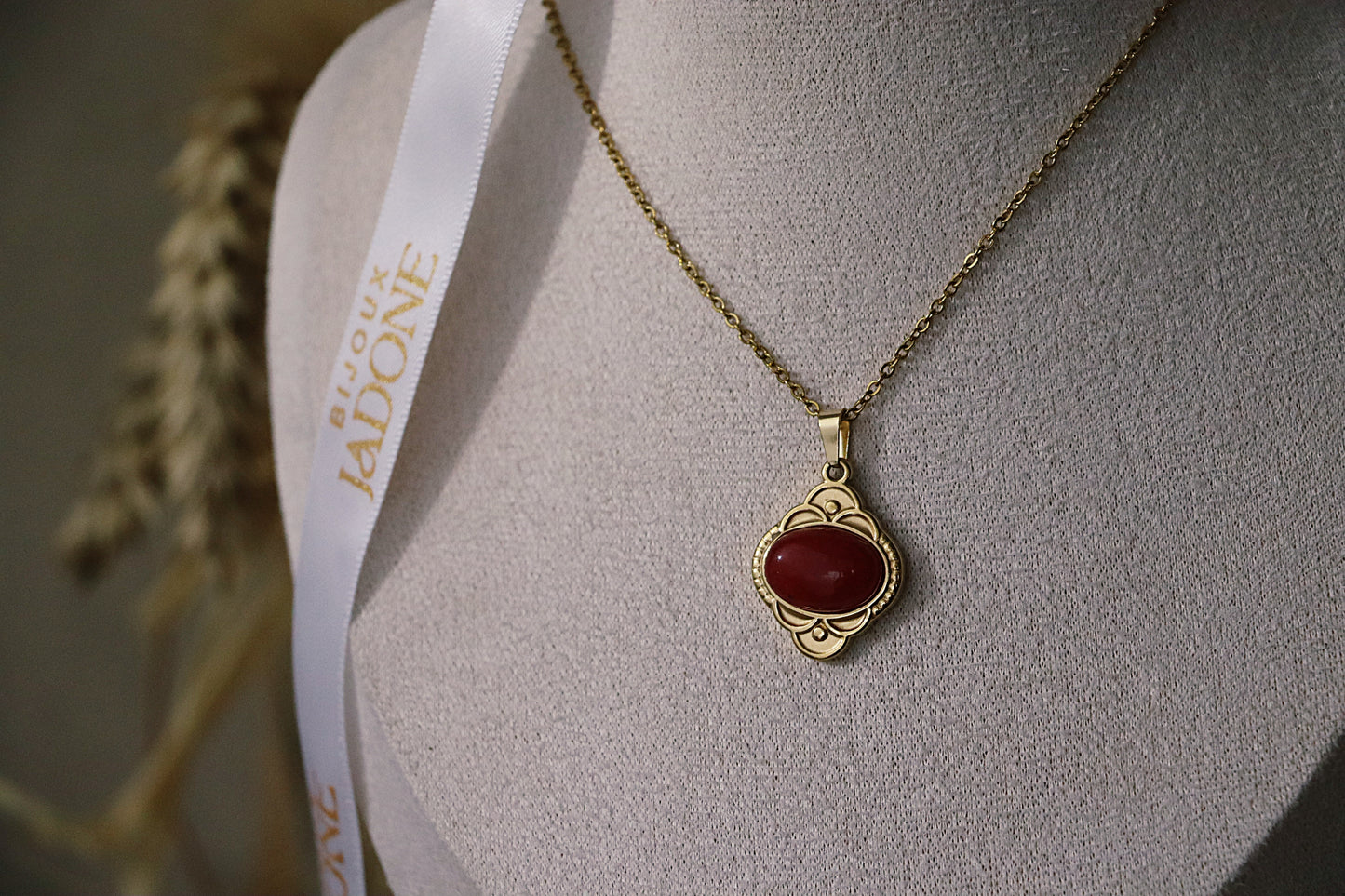AYANA l collier doré et sa pierre rouge