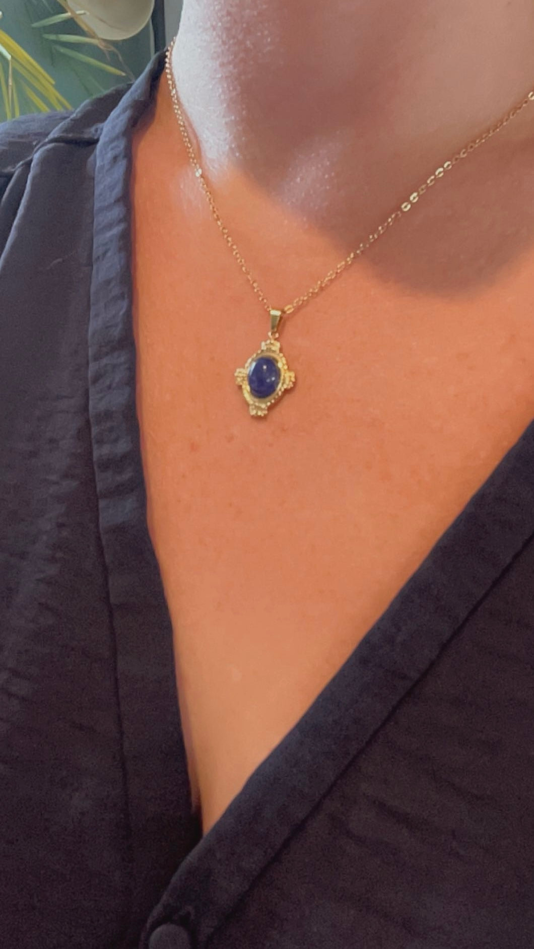 INAYA l Collier doré et sa pierre bleu