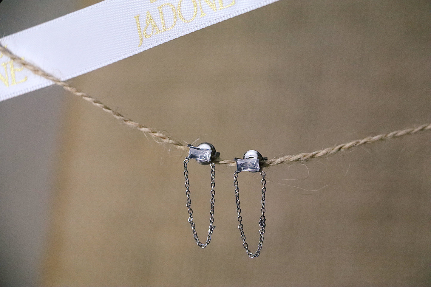 PRIME l Boucles d'oreilles dorées ou argentées avec chaînette