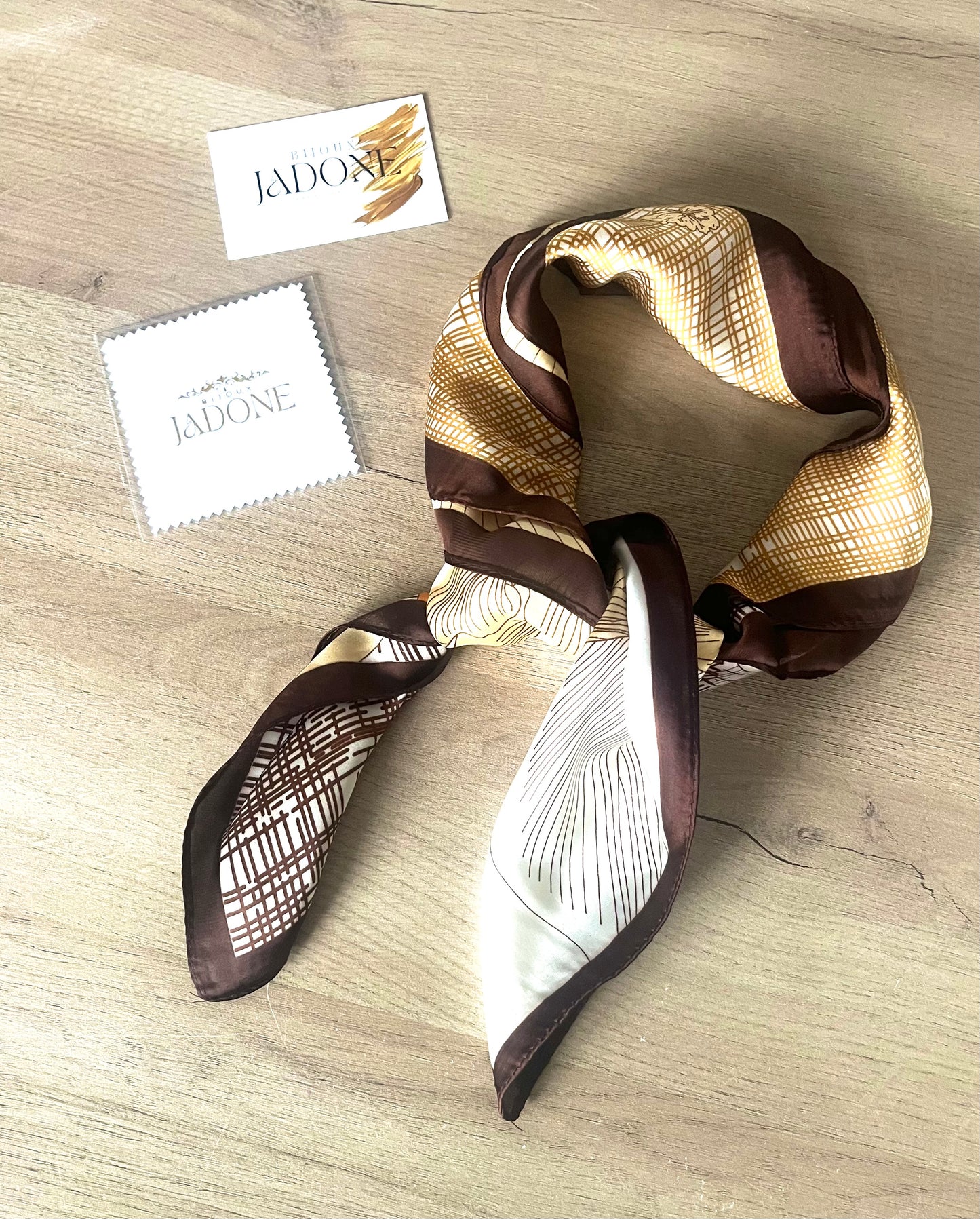 Chic l Foulard marron carré de soie