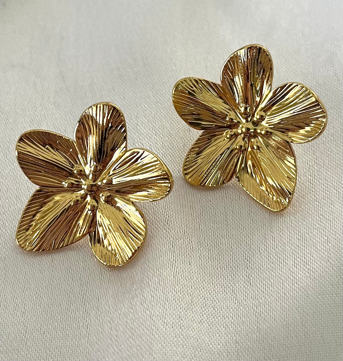 MALONA l Boucles d'oreilles dorées ou argentées fleur