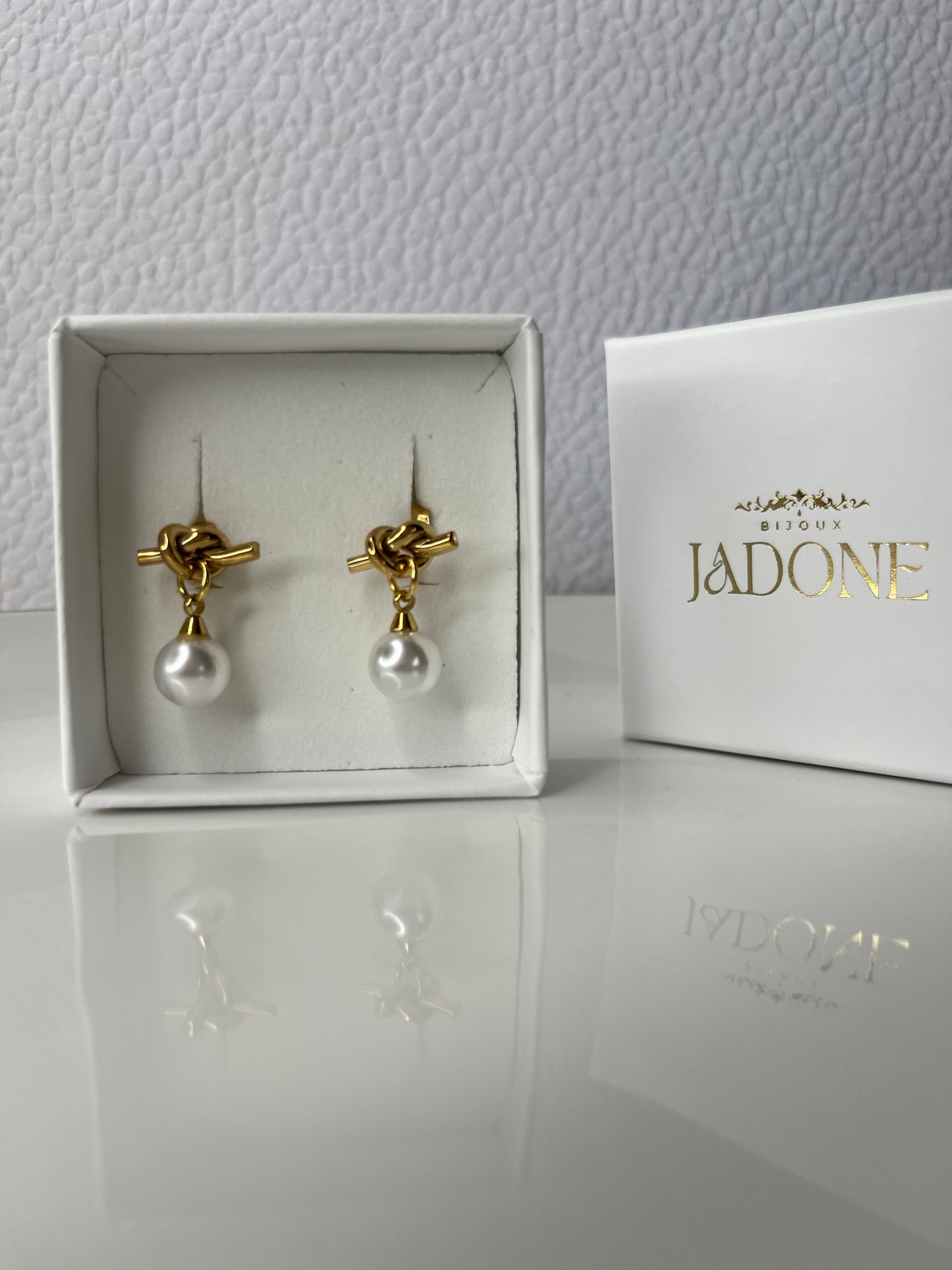 Maud l Boucles d'oreilles noeud doré et perle blanche