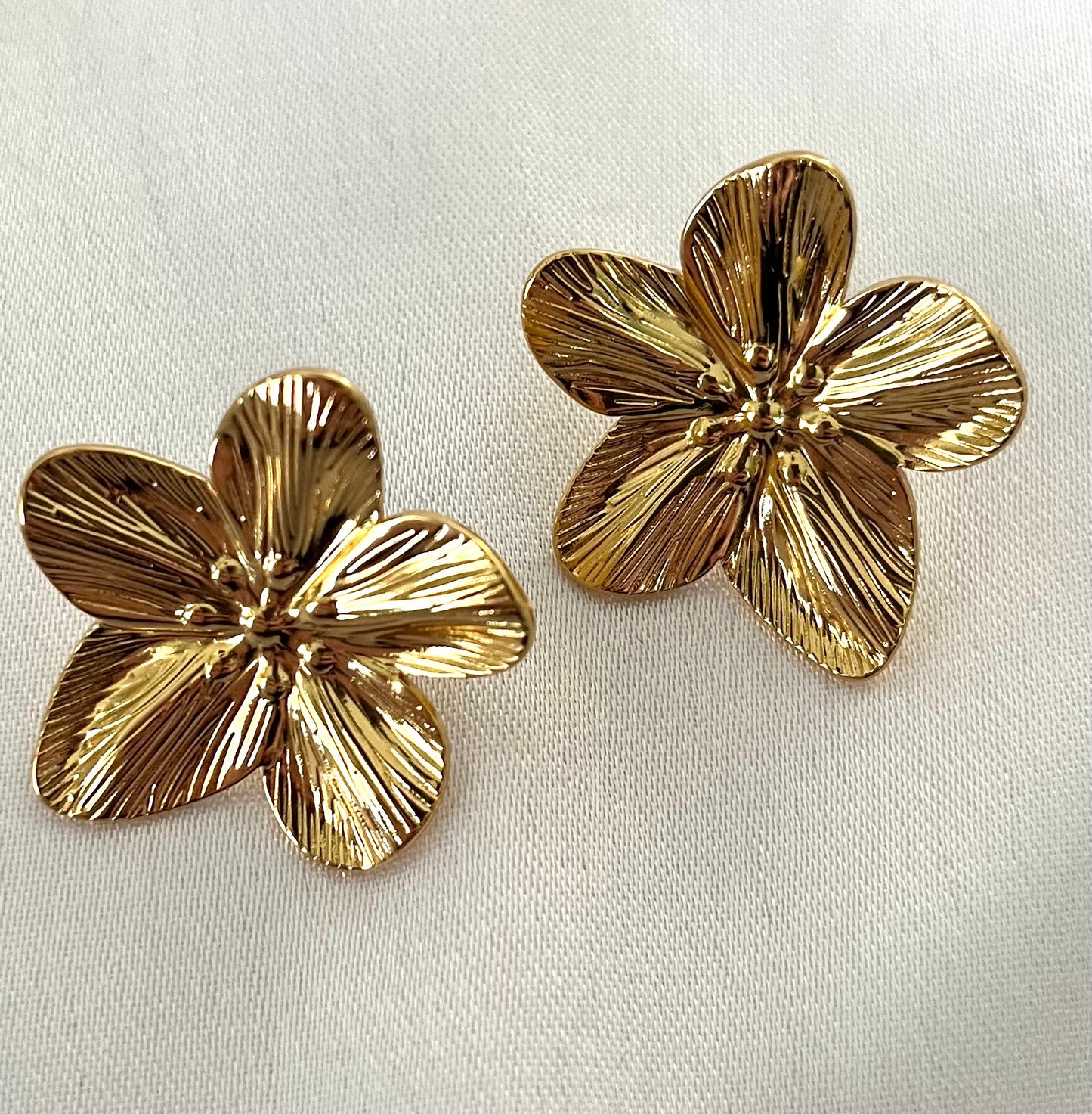 MALONA l Boucles d'oreilles dorées ou argentées fleur