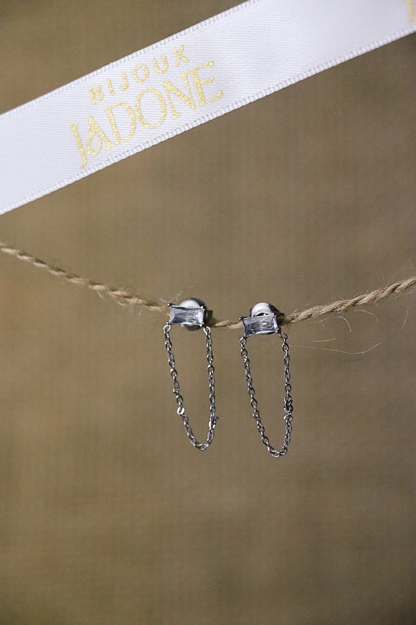 PRIME l Boucles d'oreilles dorées ou argentées avec chaînette
