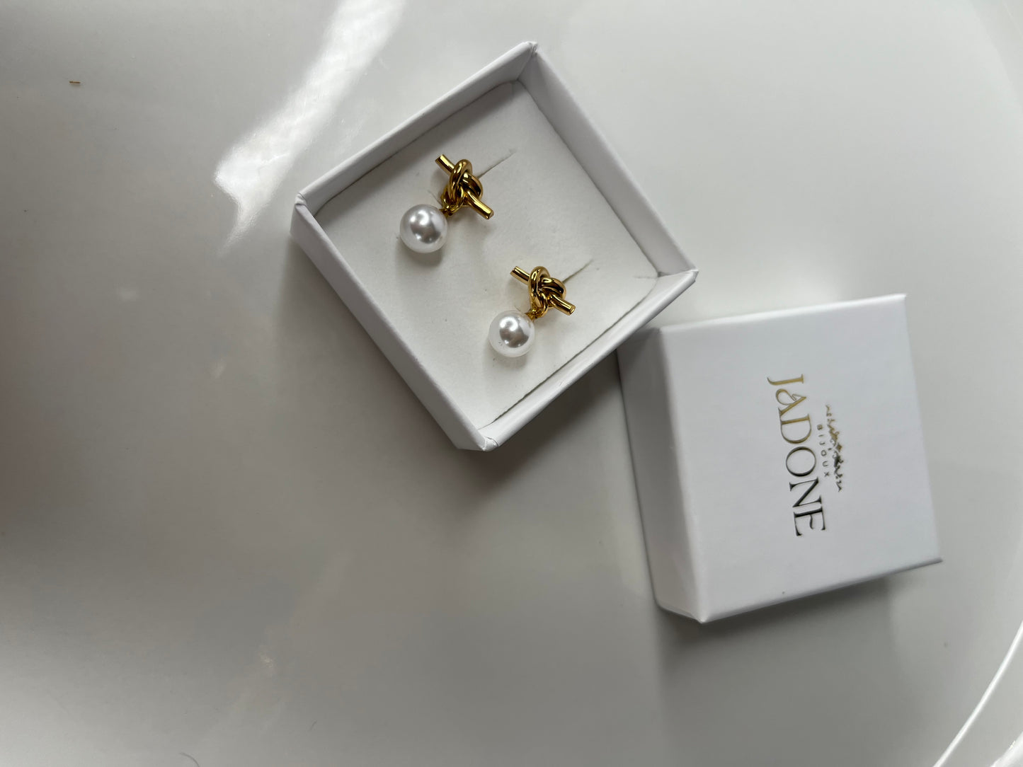 Maud l Boucles d'oreilles noeud doré et perle blanche