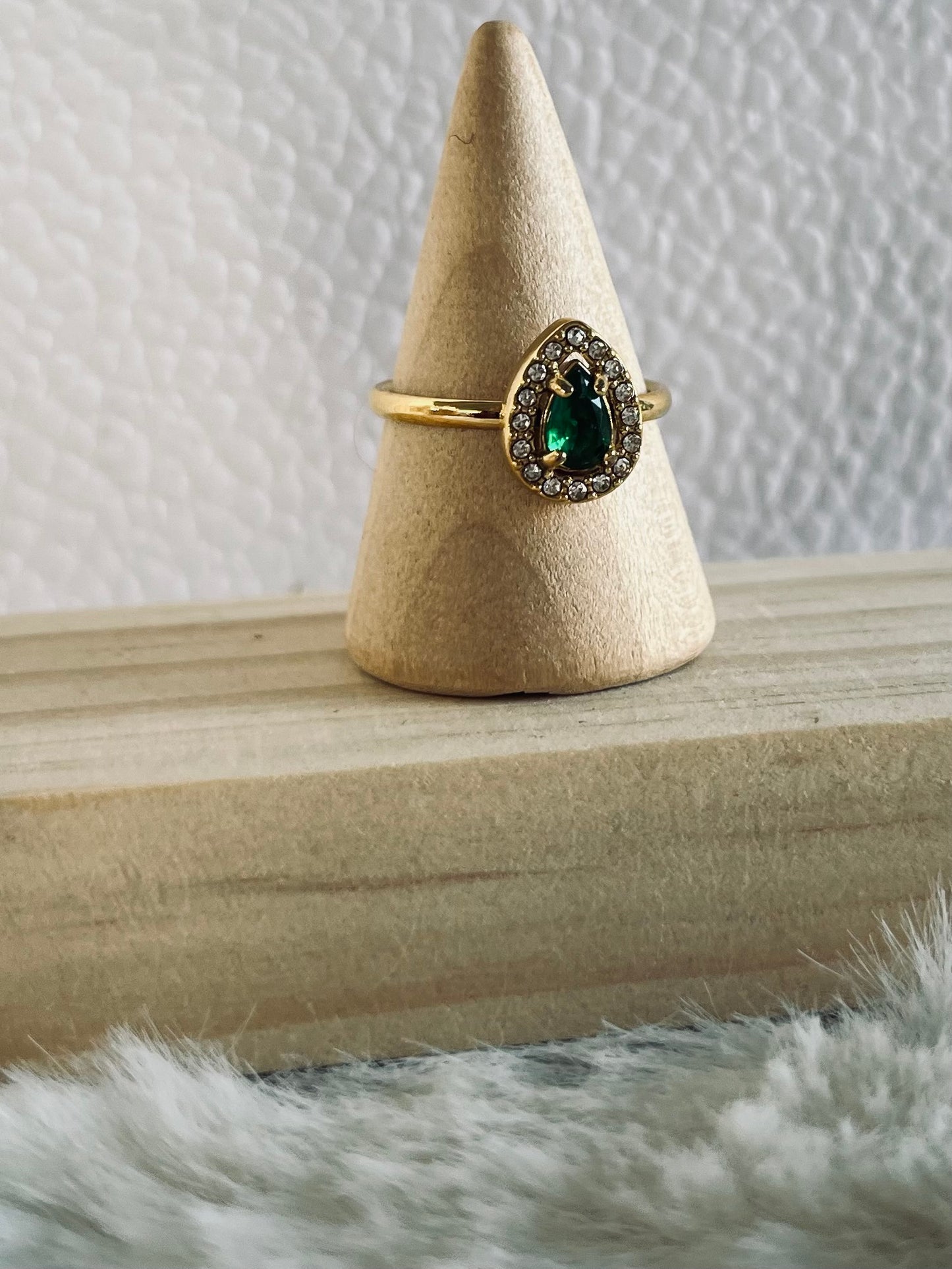 Soraya l bague dorée ajustable et sa pierre de couleur