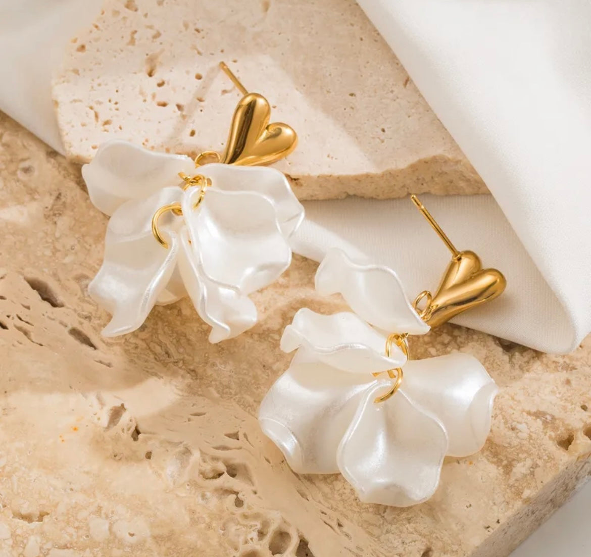 PÉTALE l boucles d'oreilles dorées pétale blanches