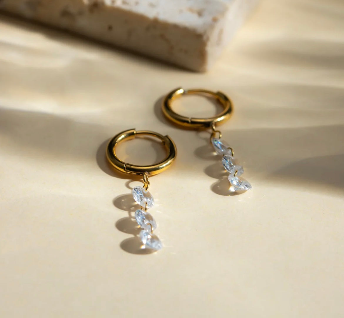 CELINE l Boucles d'oreilles dorées et zircon blanc