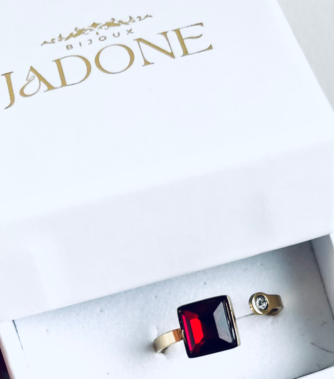 AINA l Bague dorée zircon rouge ou verte