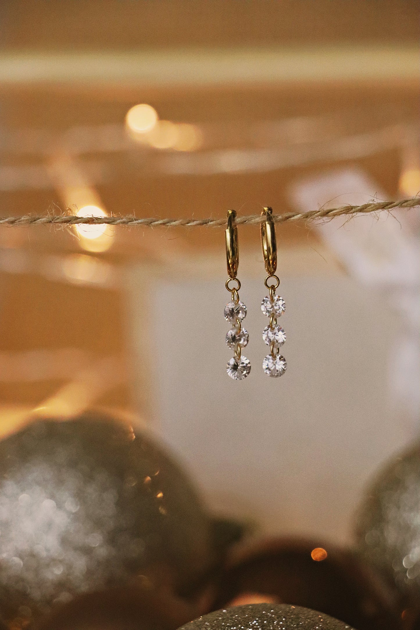 CELINE l Boucles d'oreilles dorées et zircon blanc