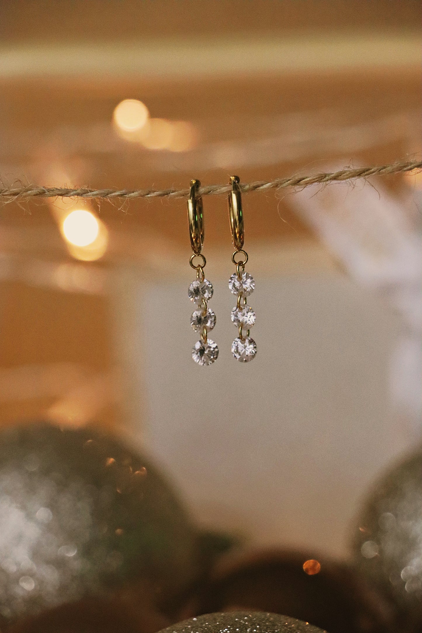 CELINE l Boucles d'oreilles dorées et zircon blanc