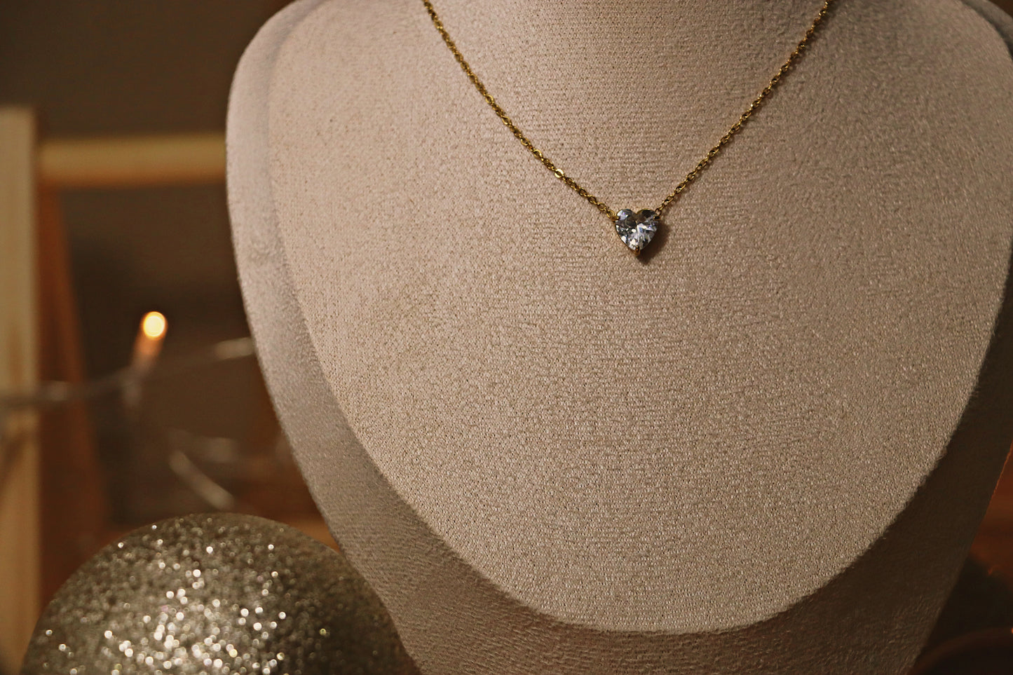 CŒUR l Collier dorée serti d'une pierre en verre blanche
