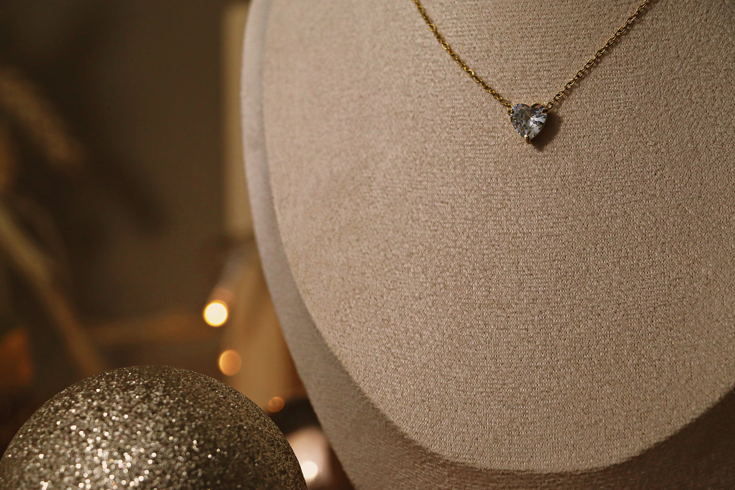 CŒUR l Collier dorée serti d'une pierre en verre blanche