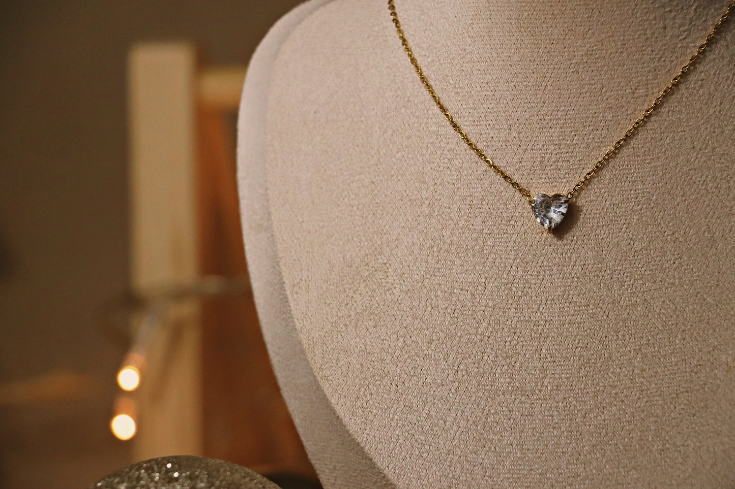 CŒUR l Collier dorée serti d'une pierre en verre blanche