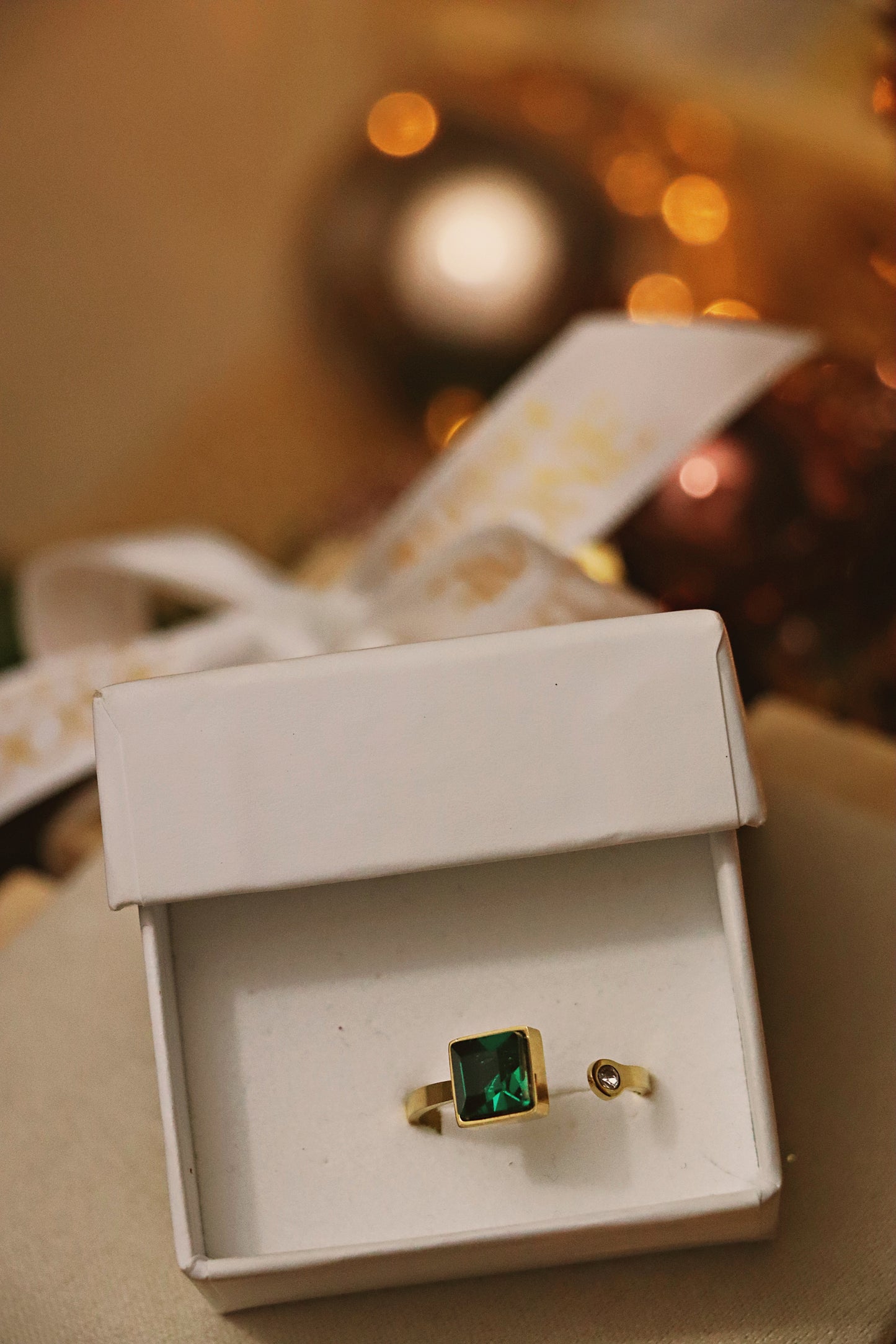 AINA l Bague dorée zircon rouge ou verte
