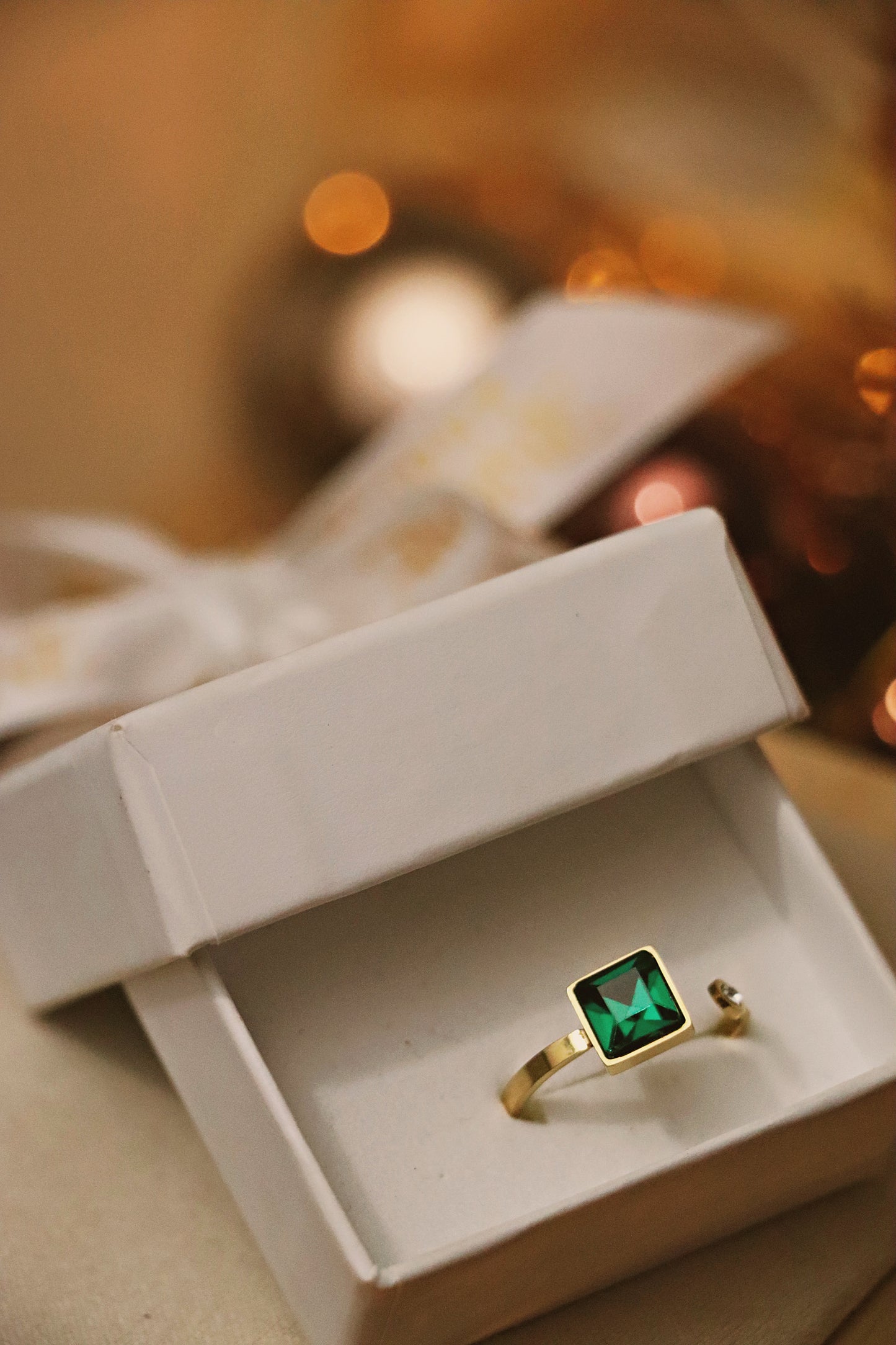 AINA l Bague dorée zircon rouge ou verte