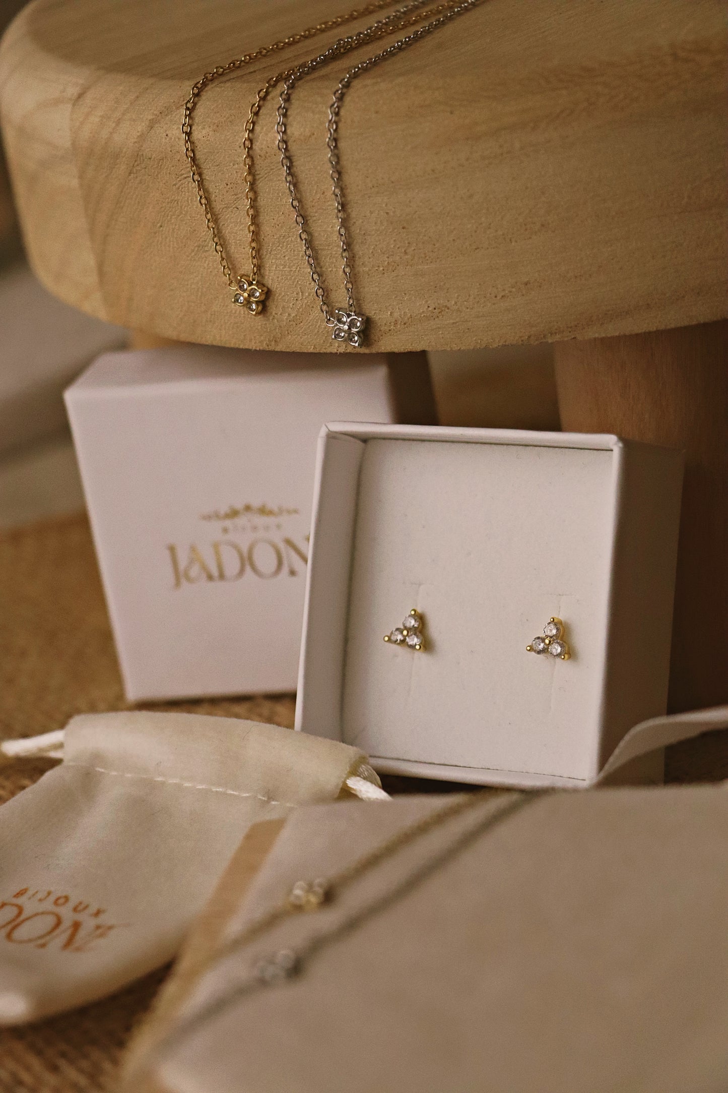 LUCIE l Boucles d'oreilles dorées et zircon