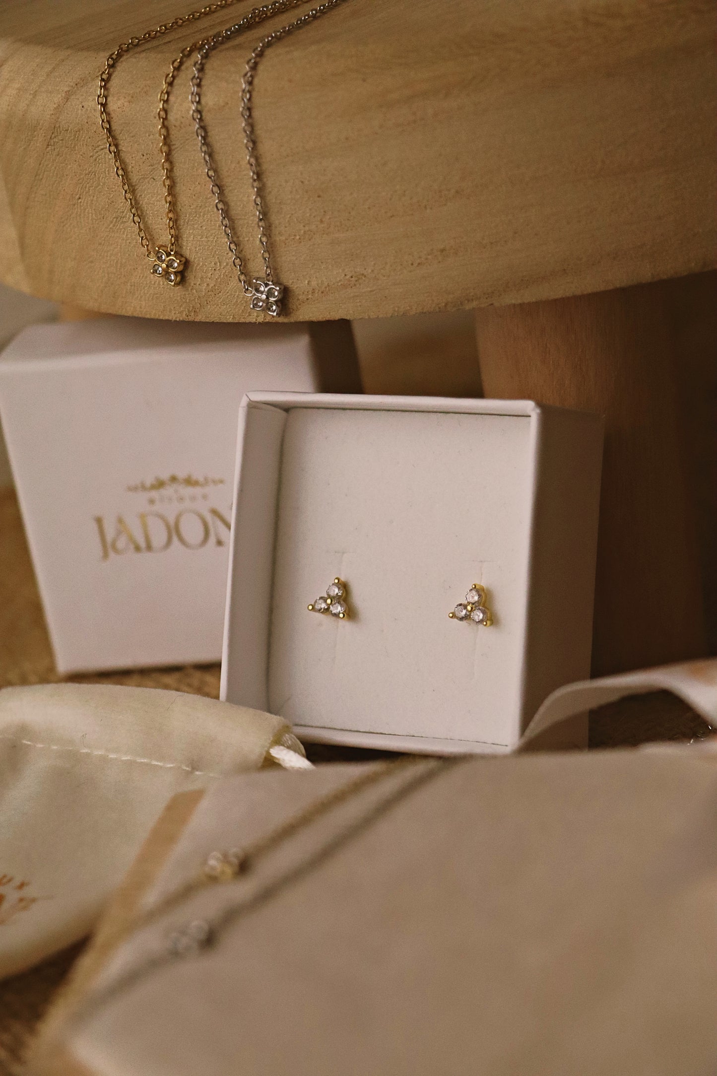 LUCIE l Boucles d'oreilles dorées et zircon