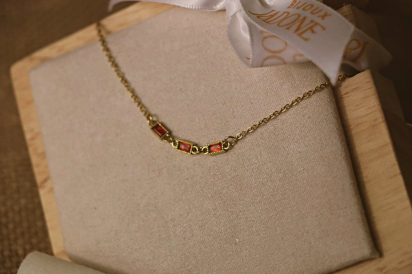 VICTORIA l Bracelet doré et pierre de couleur