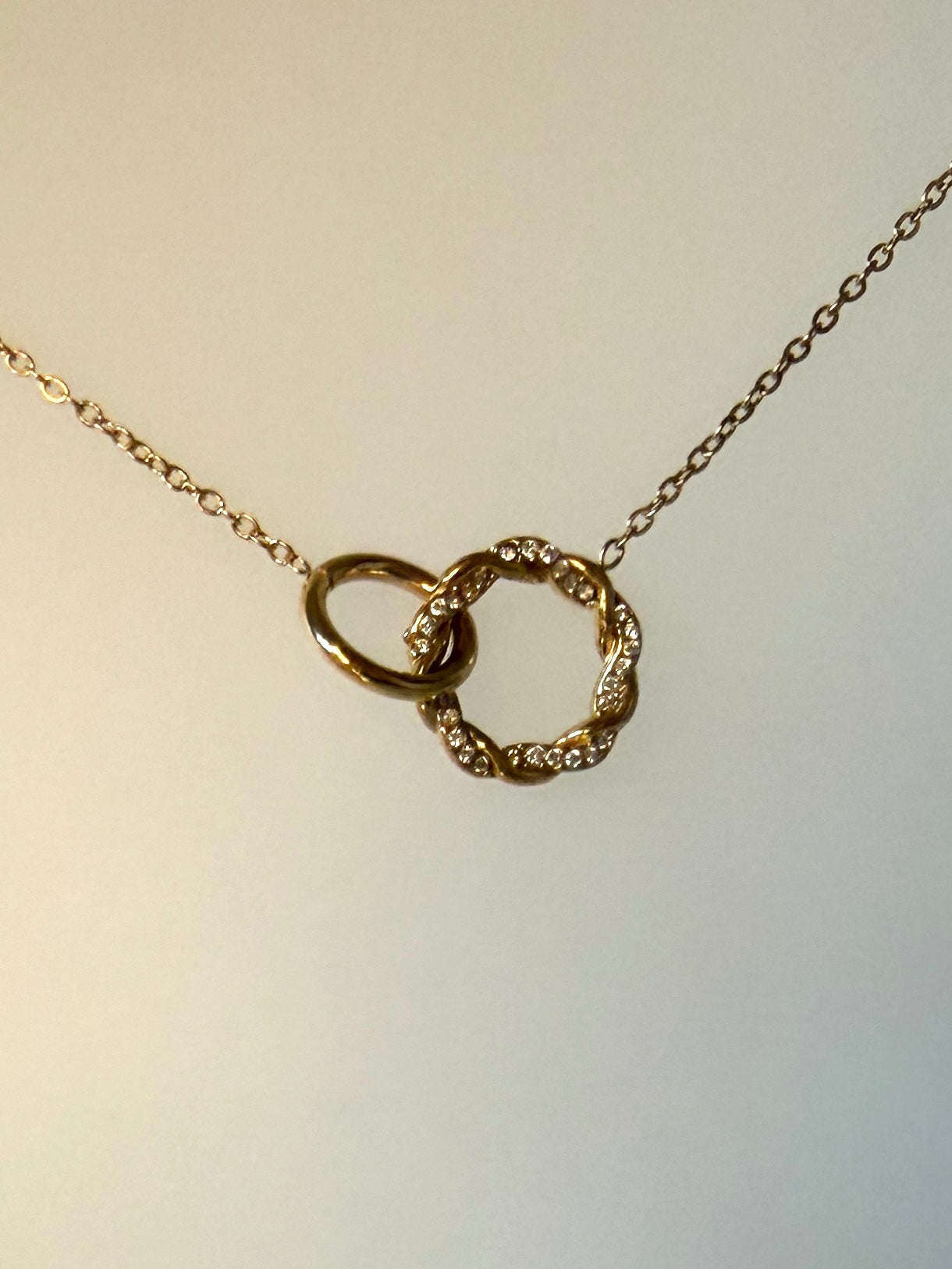 Jakarta l Élégant collier doré anneaux
