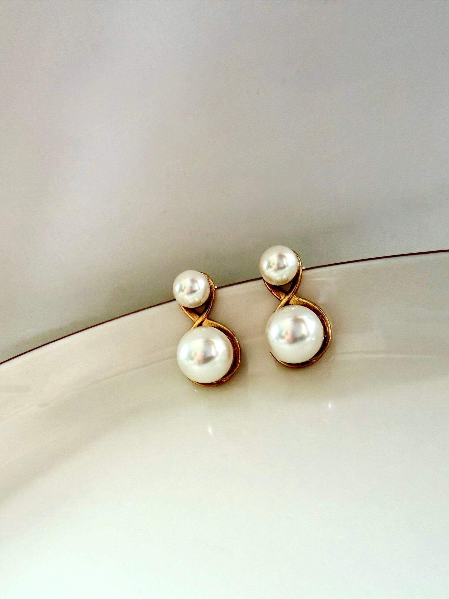 Rivana l boucles d'oreilles dorées et perles blanche