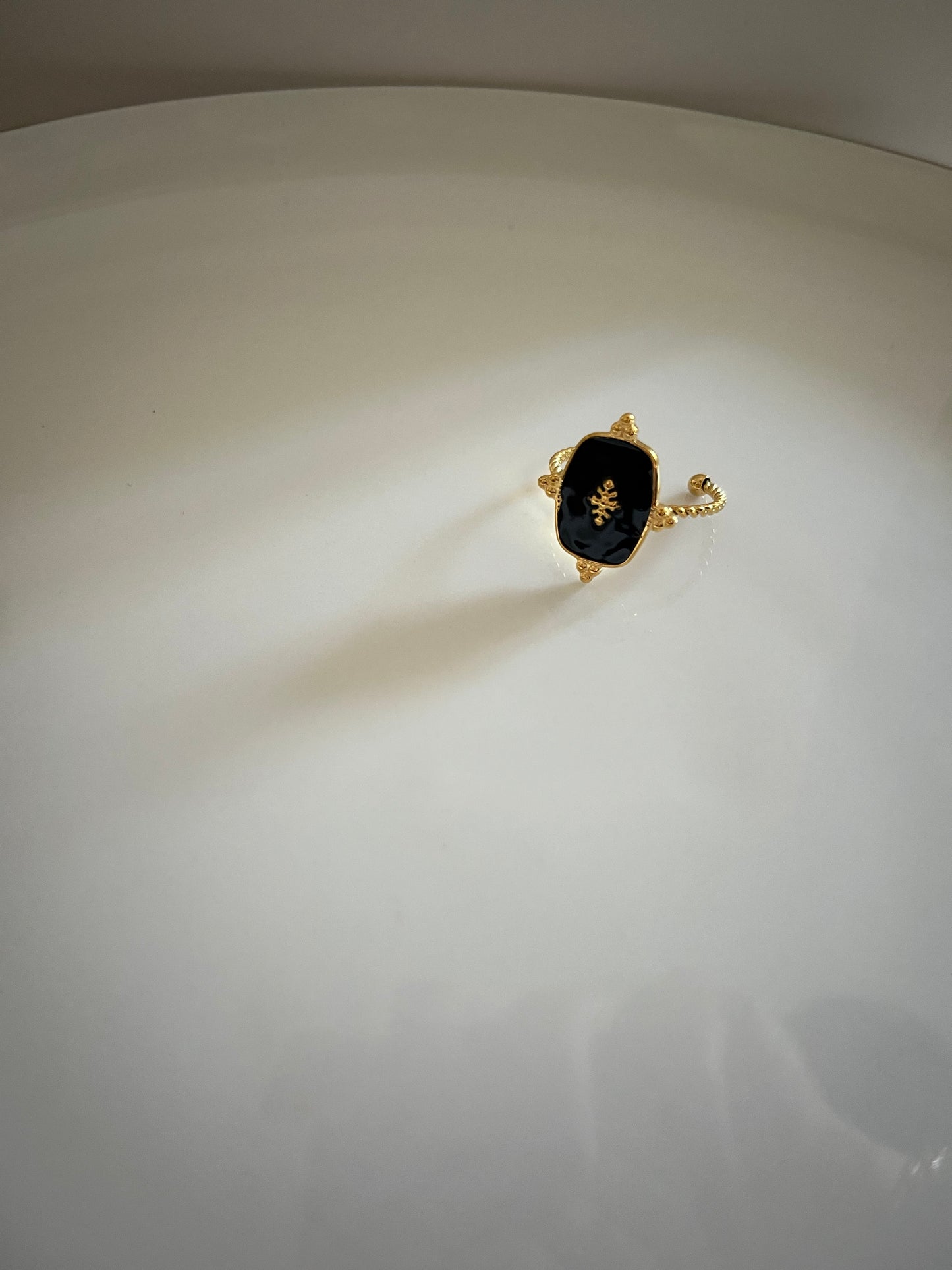 Charmante l Bague ajustable noire et dorée