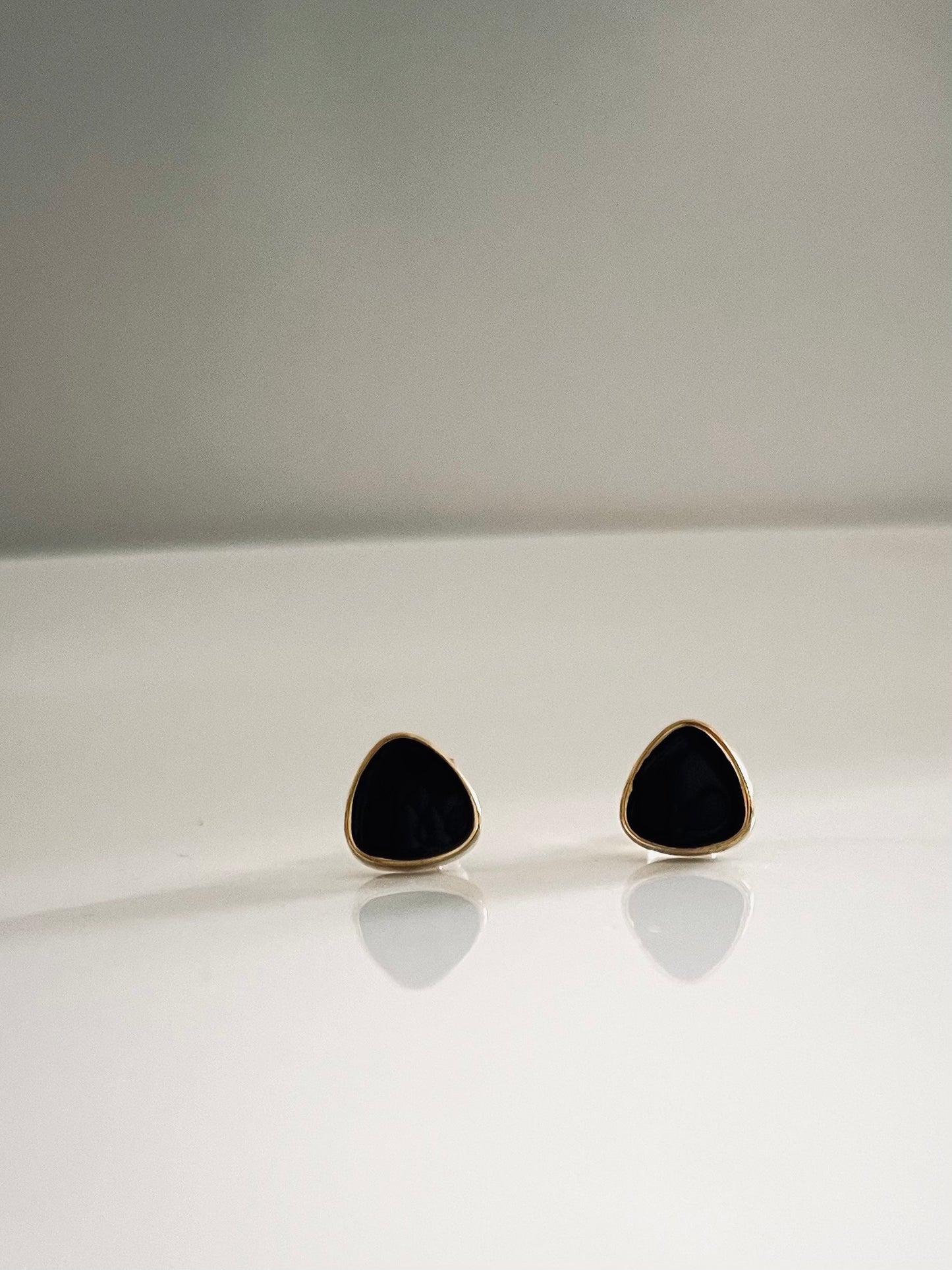 Élégance l Boucles d'oreilles dorées et noires