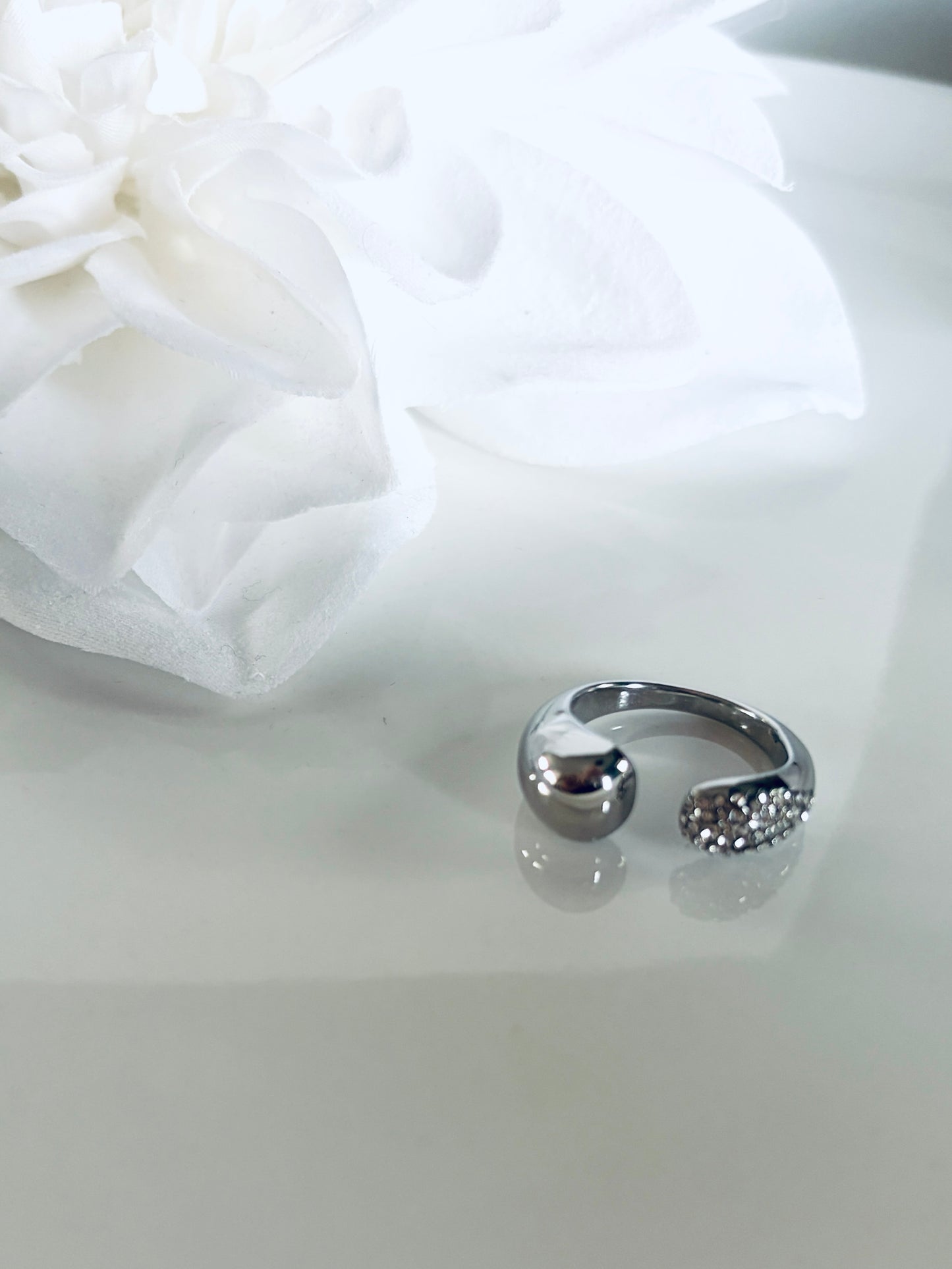 Iseult l bague ajustable et zircon blanc dorée ou argentée