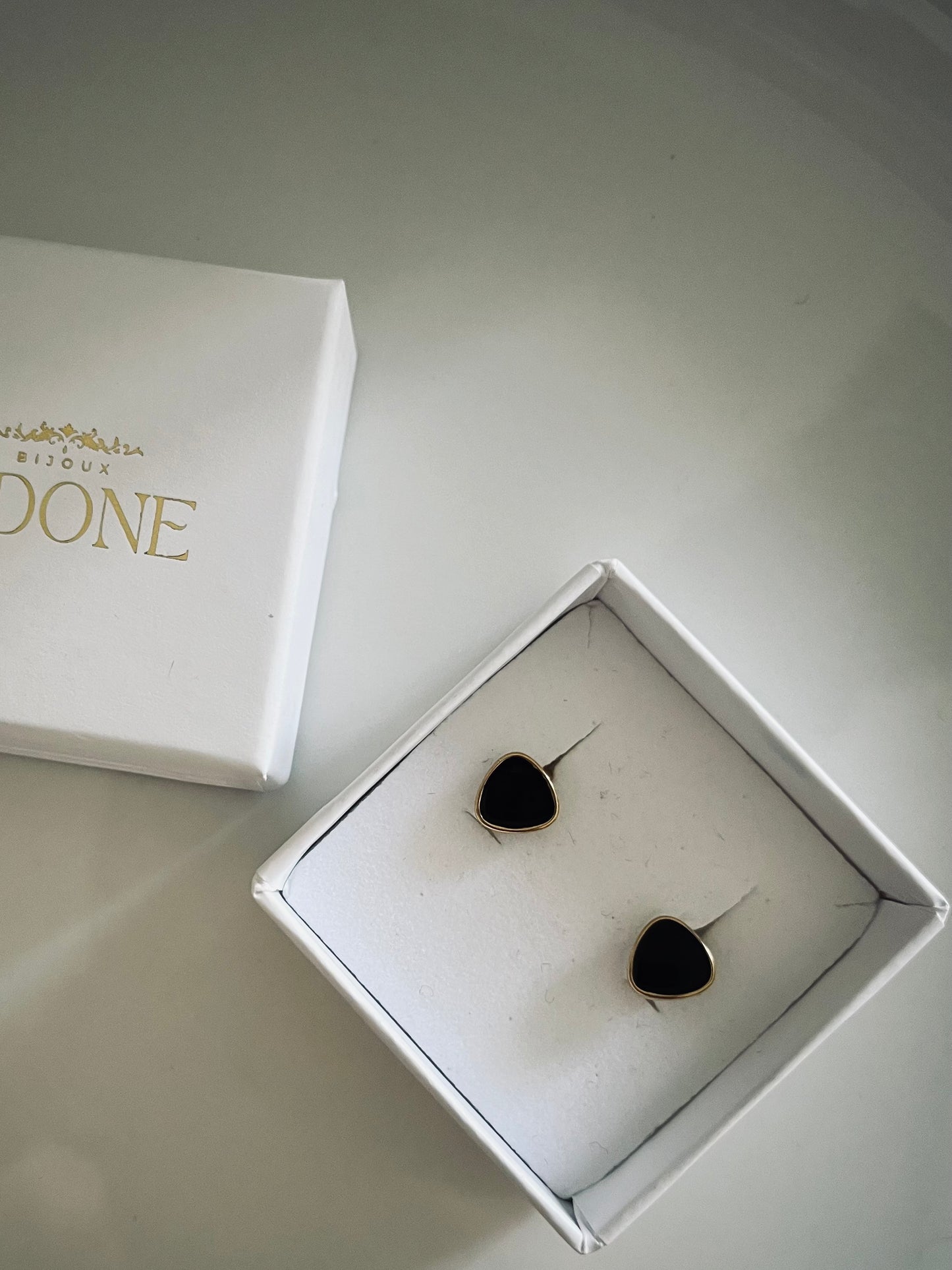 Élégance l Boucles d'oreilles dorées et noires