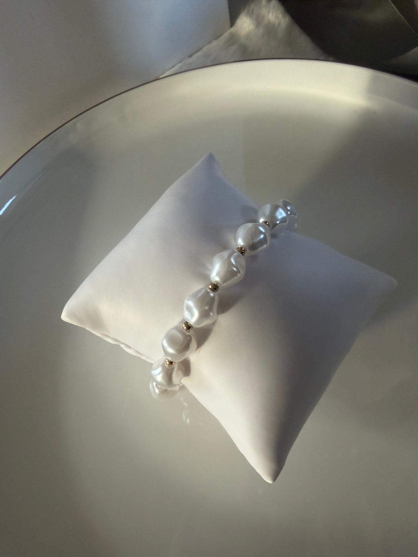 Éléonore l Bracelet doré et perles blanches