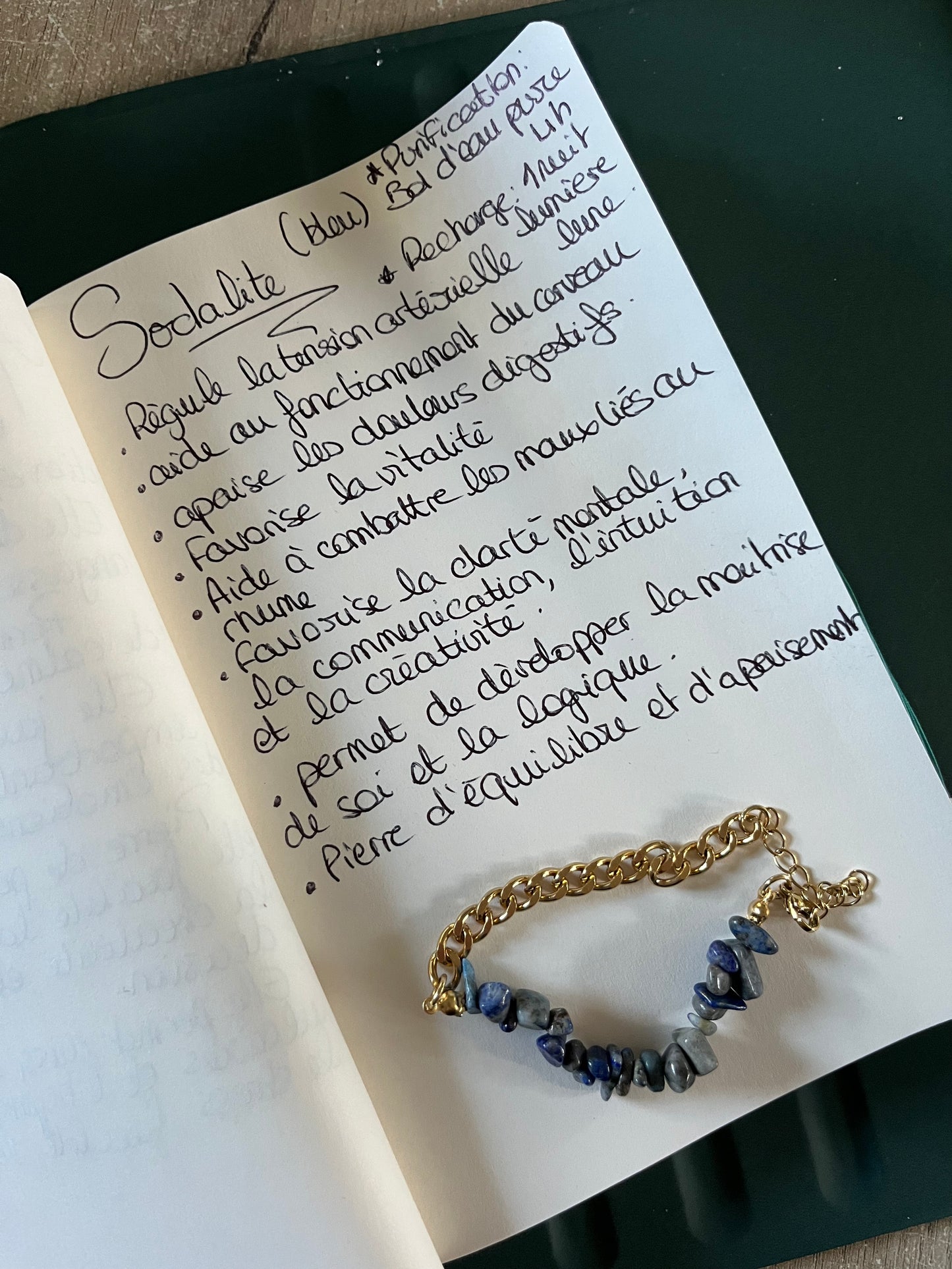 Blima l bracelet doré et Sodalite bleu