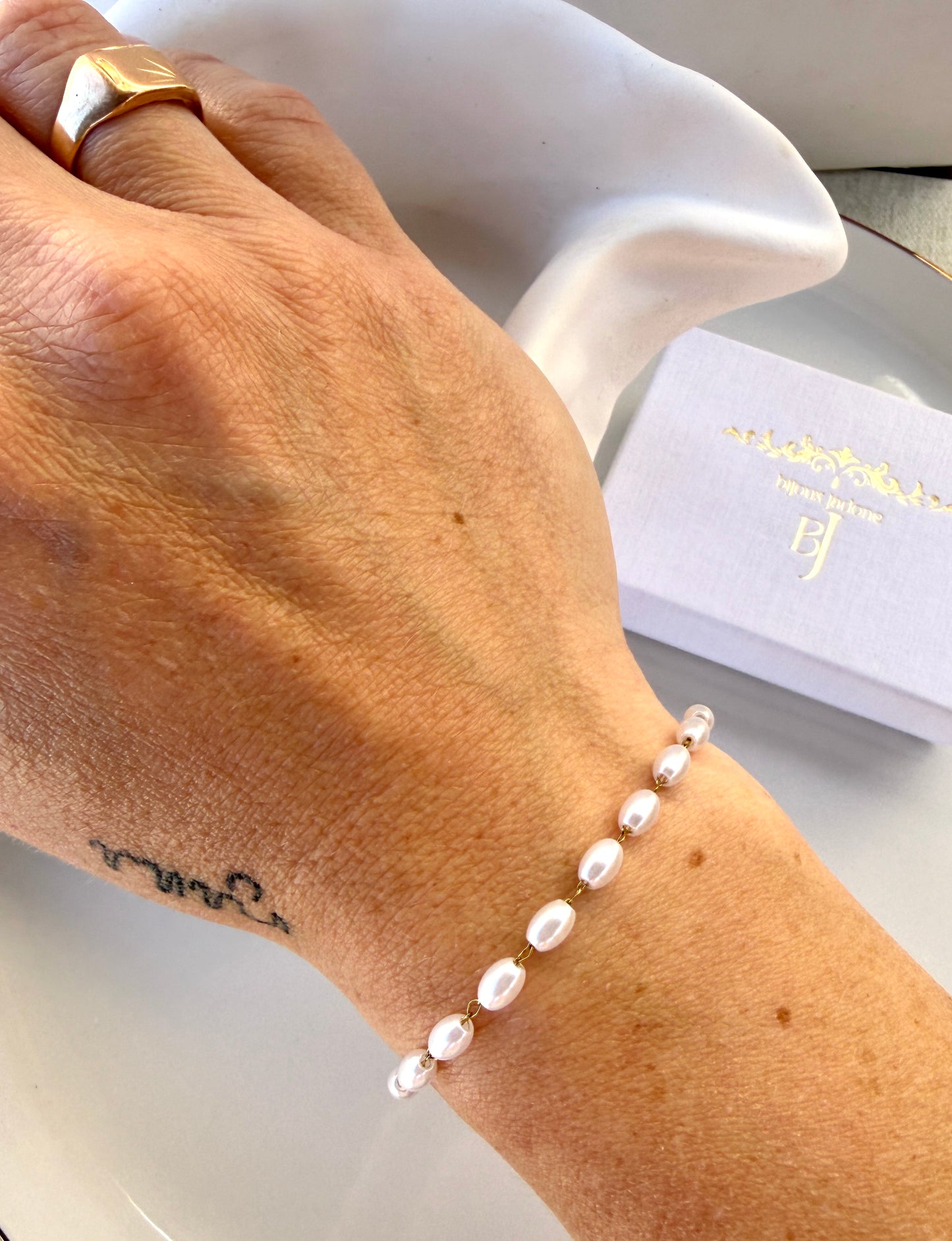 Andrea l bracelet doré perles blanches