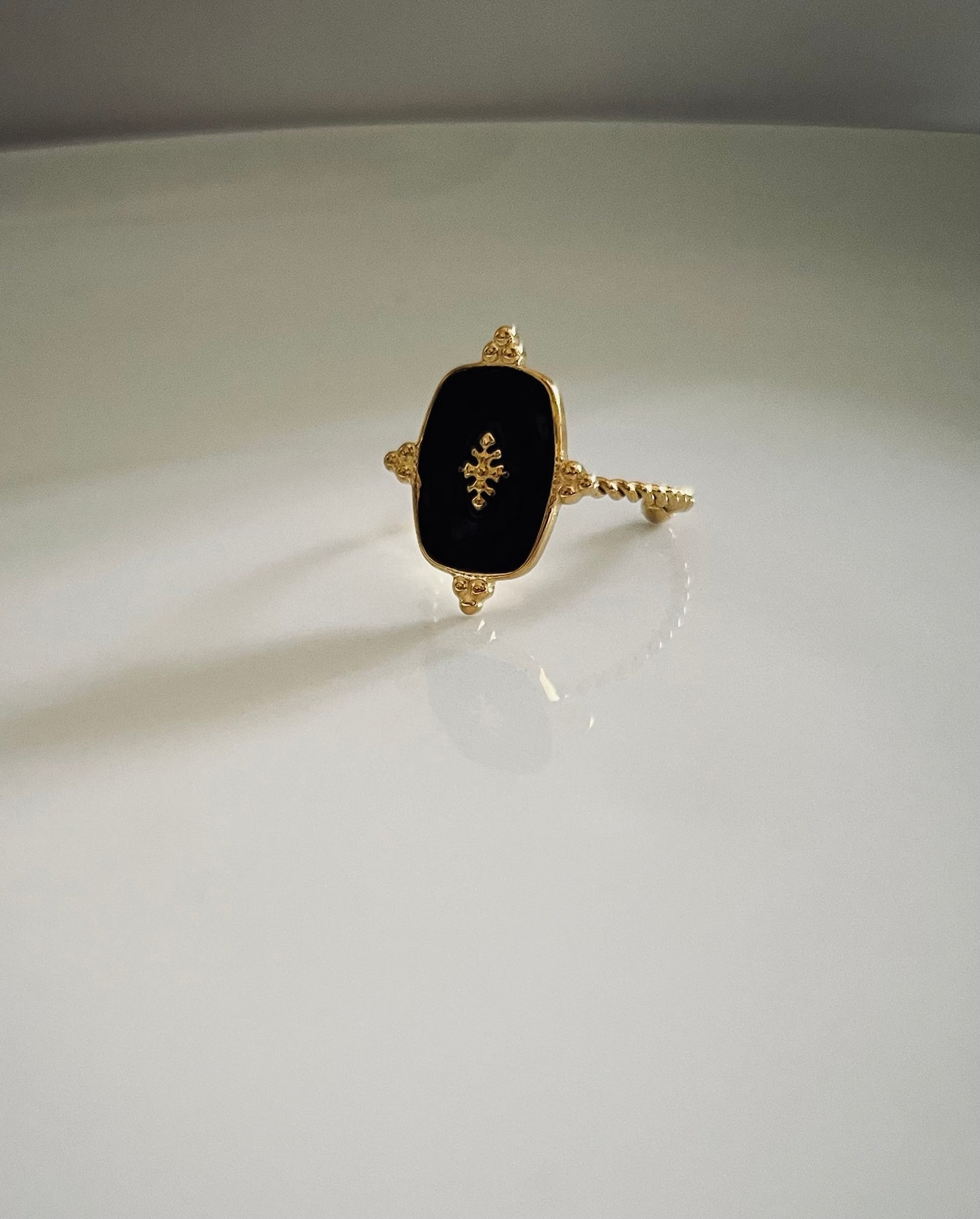 Charmante l Bague ajustable noire et dorée