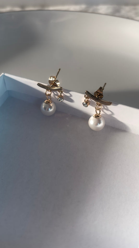 Elena l boucles d'oreilles dorées perles blanches