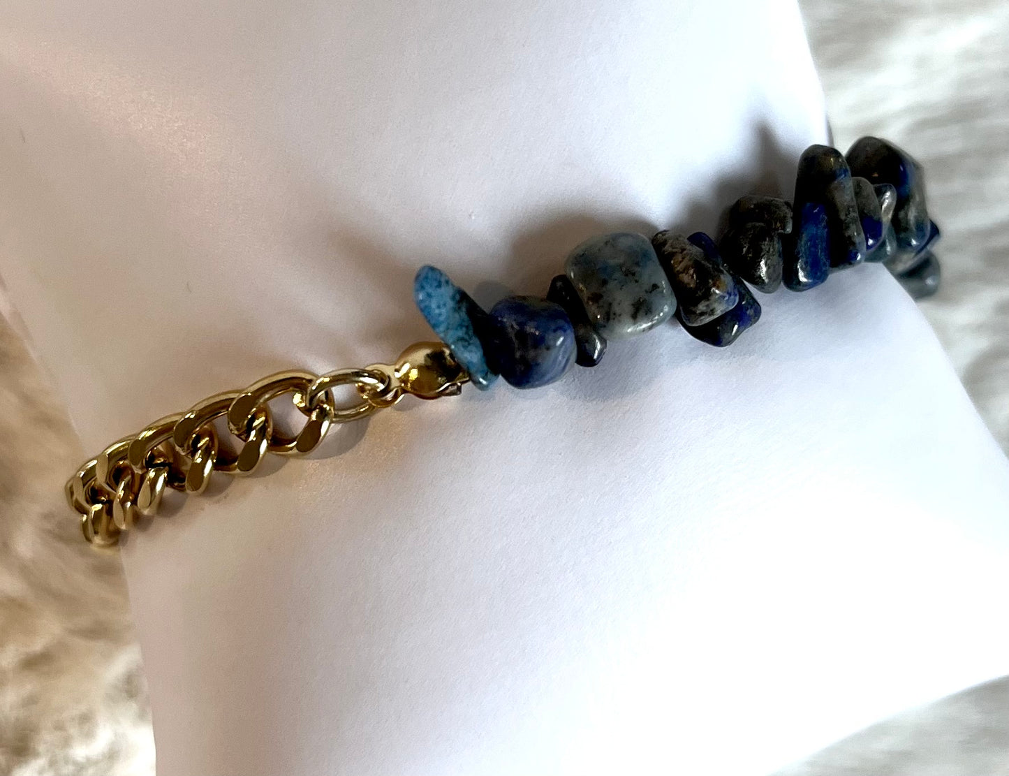 Blima l bracelet doré et Sodalite bleu