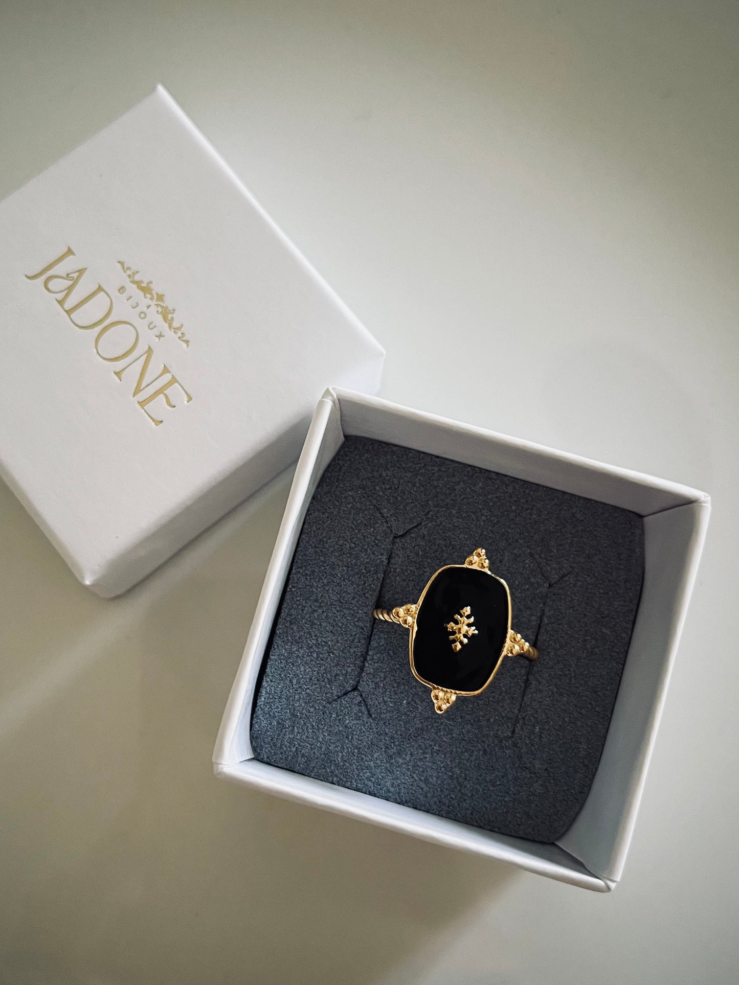 Charmante l Bague ajustable noire et dorée