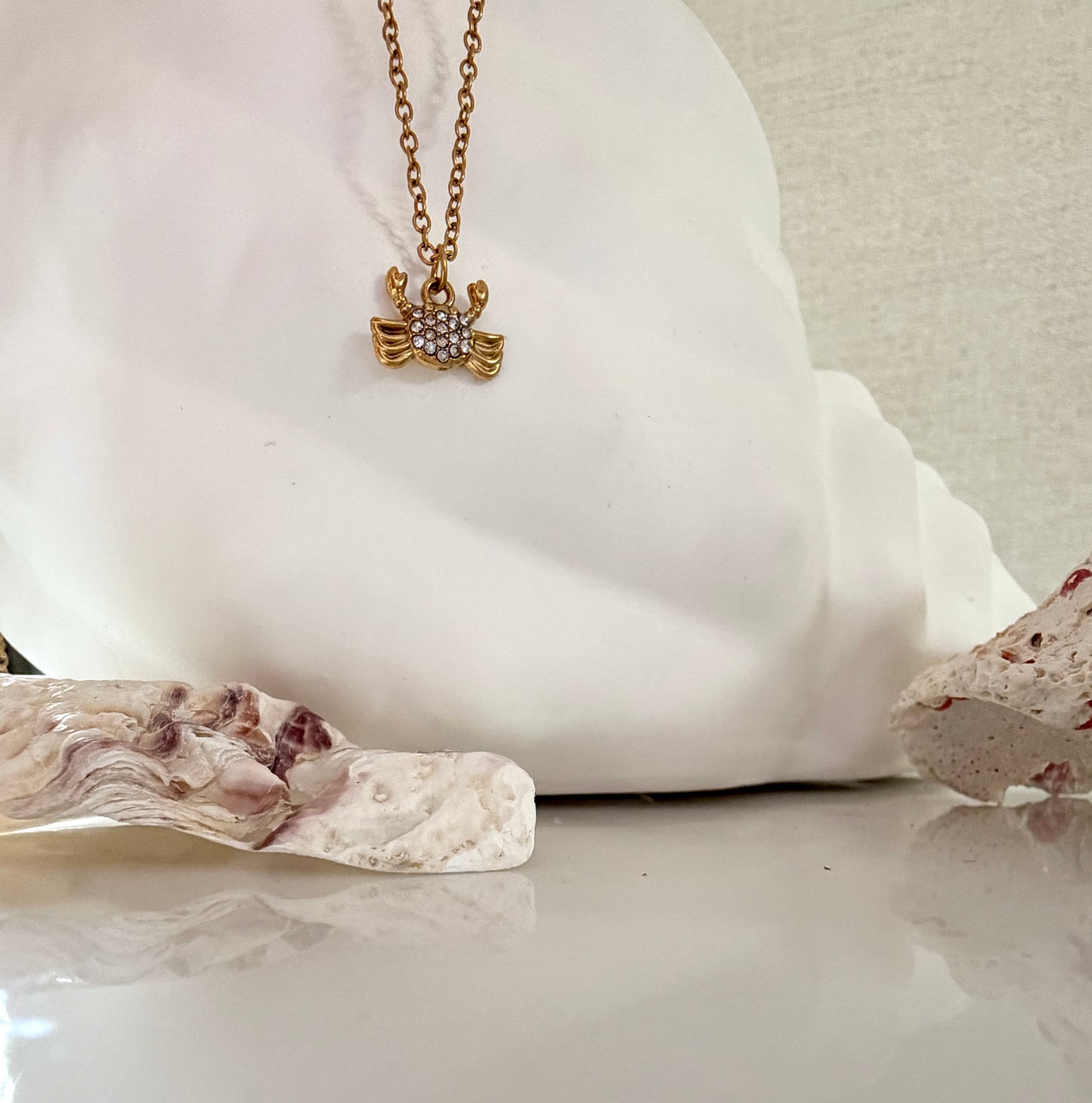 Honolulu l Collier crabe 🦀 fin doré et zircons blanc